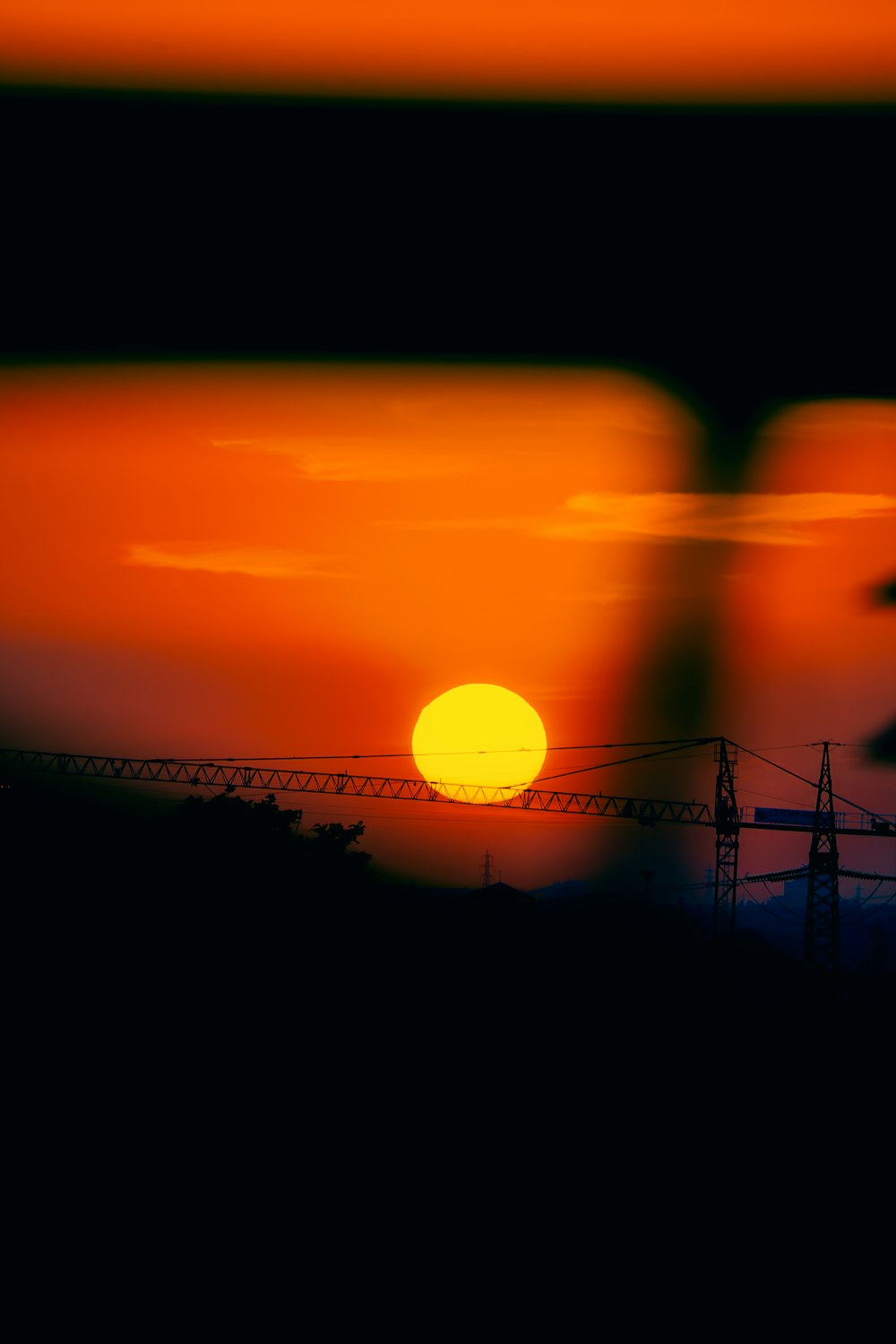 Il sole sta tramontando su una linea elettrica