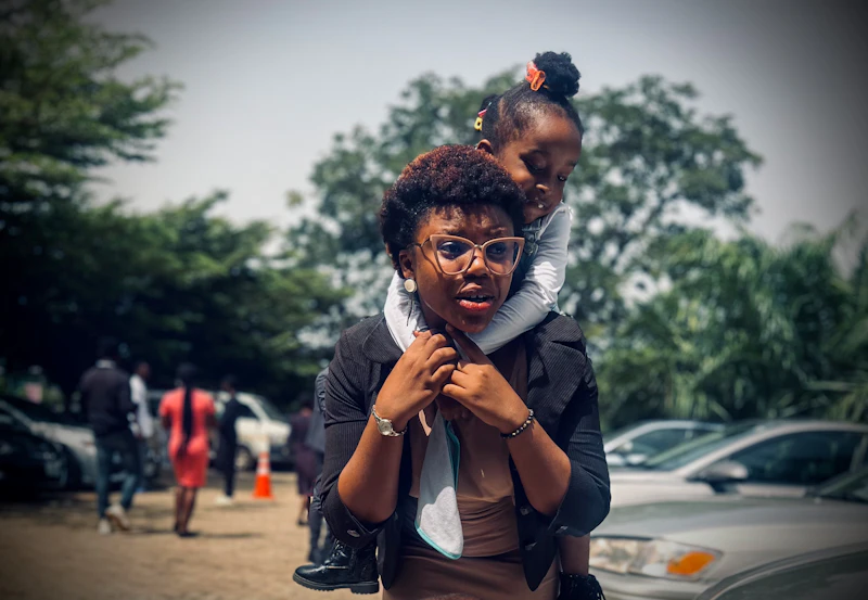 Mãe africana com filho ao ar livre representando protecção e tranquilidade