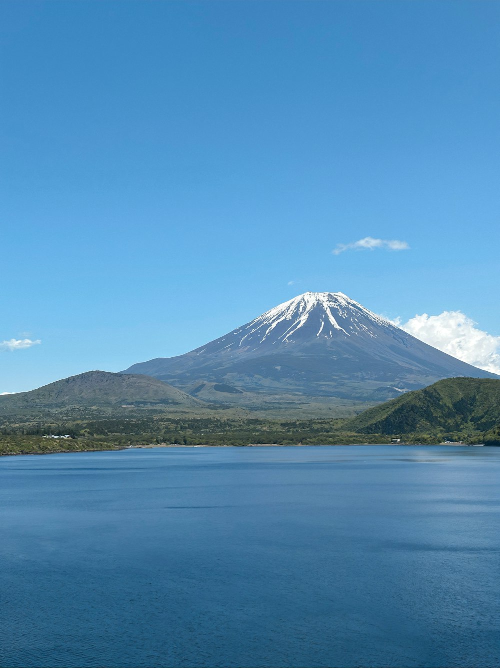 Una gran masa de agua con una montaña al fondo