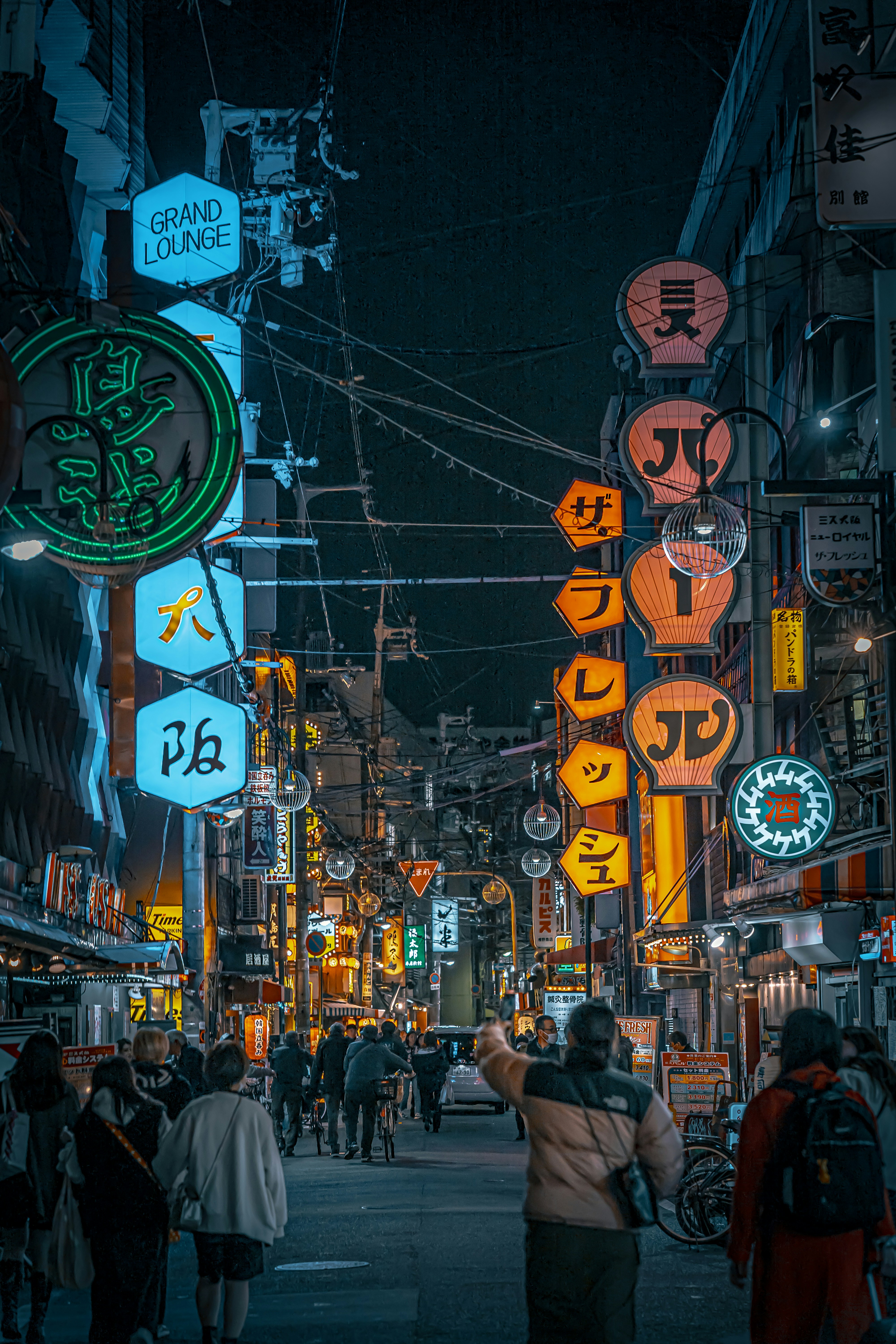 Japanese yen symbol contemplating a digital world