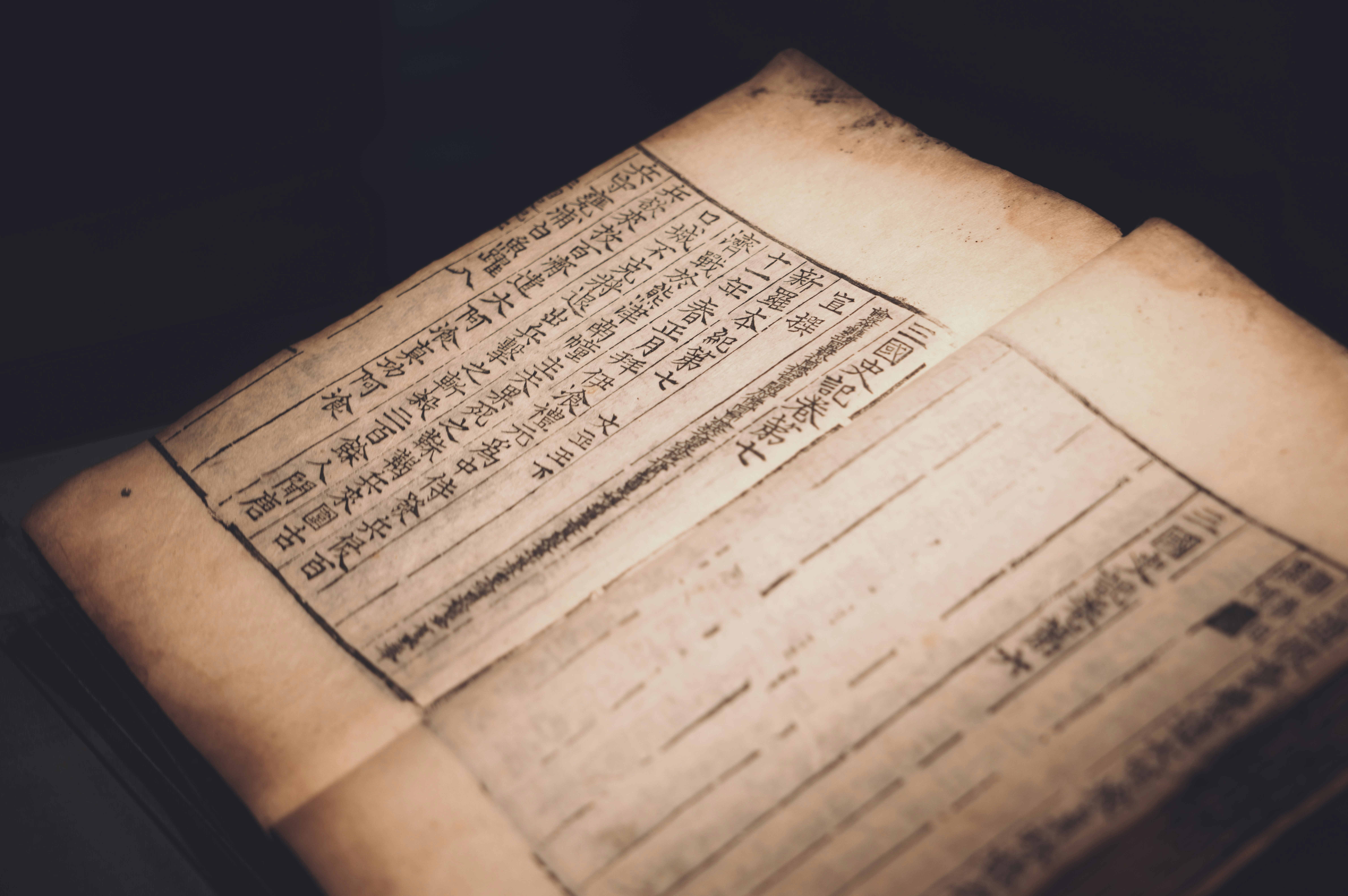 gray computer monitor