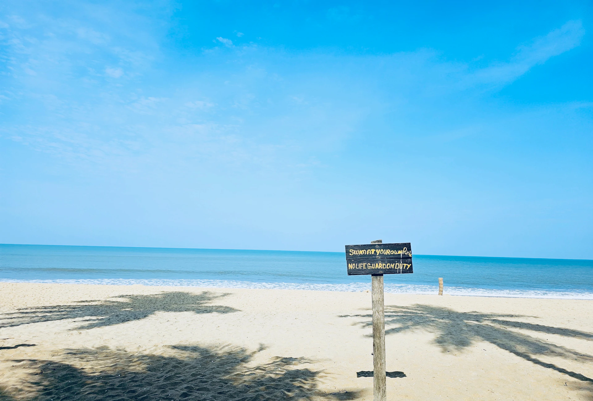 gray computer monitor