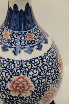 Elegant ceramic vase showcasing contemporary designs inspired by Gran Coclé and Chiriquí ancestral patterns.