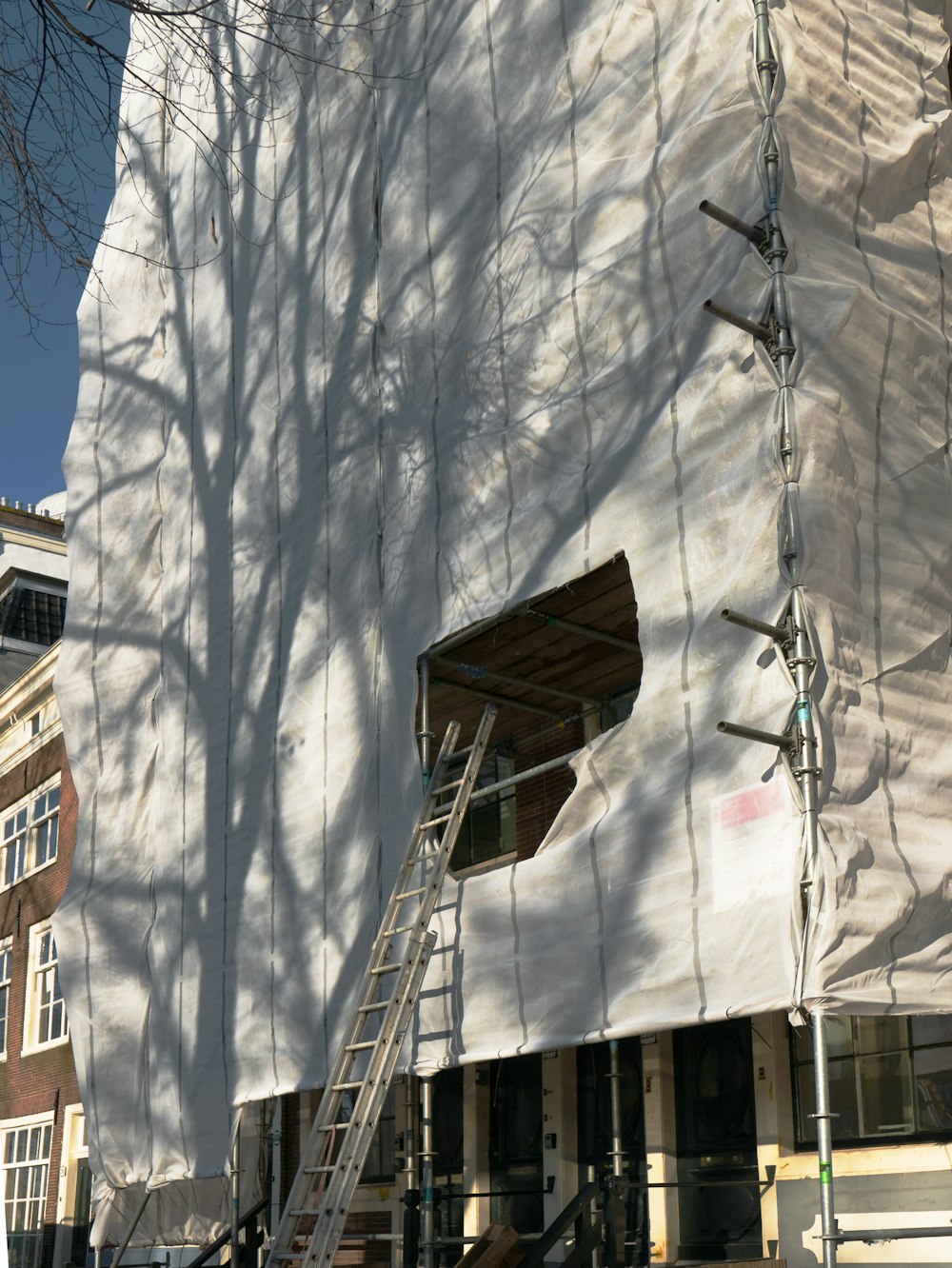 Eine Leiter wird an der Seite eines Gebäudes befestigt