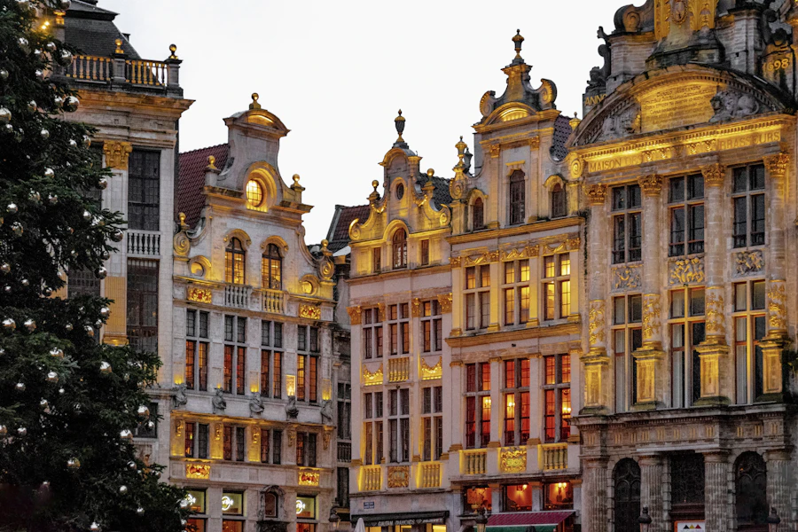Вечерний Брюссель с подсвеченными фасадами Grand Place