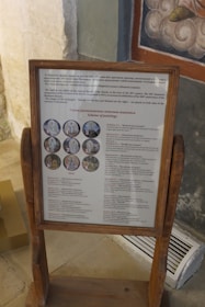 A teacher explaining Russian art vocabulary using colorful paintings.