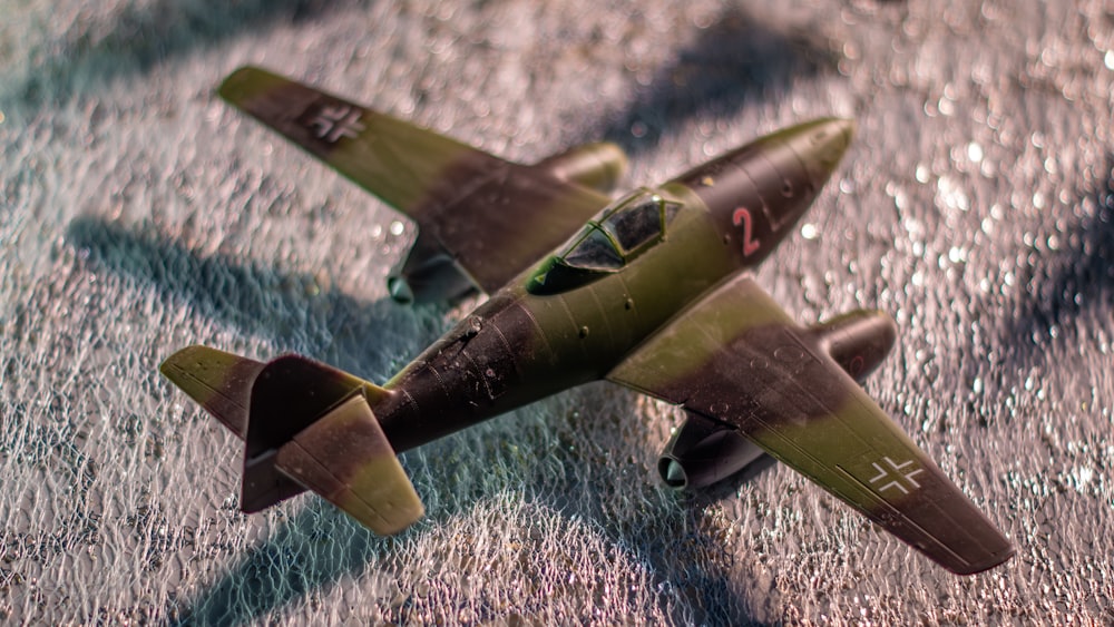 Ein Spielzeugmodell eines Kampfjets auf einem Tisch