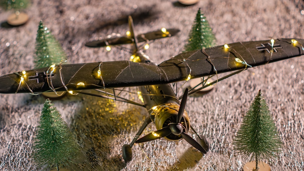 ein Modell eines Flugzeugs mit Weihnachtsbeleuchtung darauf