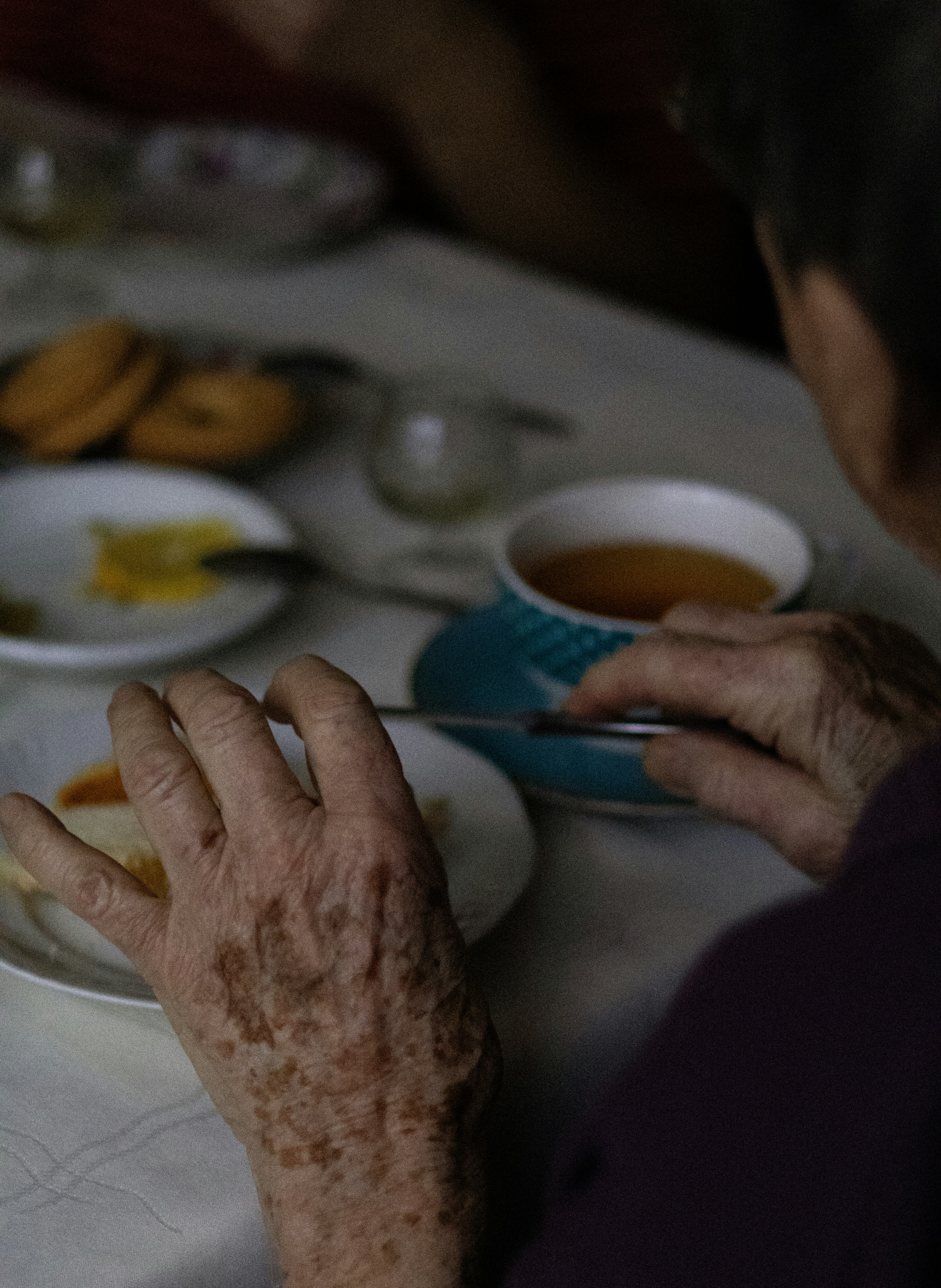Ältere Person bei einer gesunden Mahlzeit, die proteinreiche Lebensmittel enthält