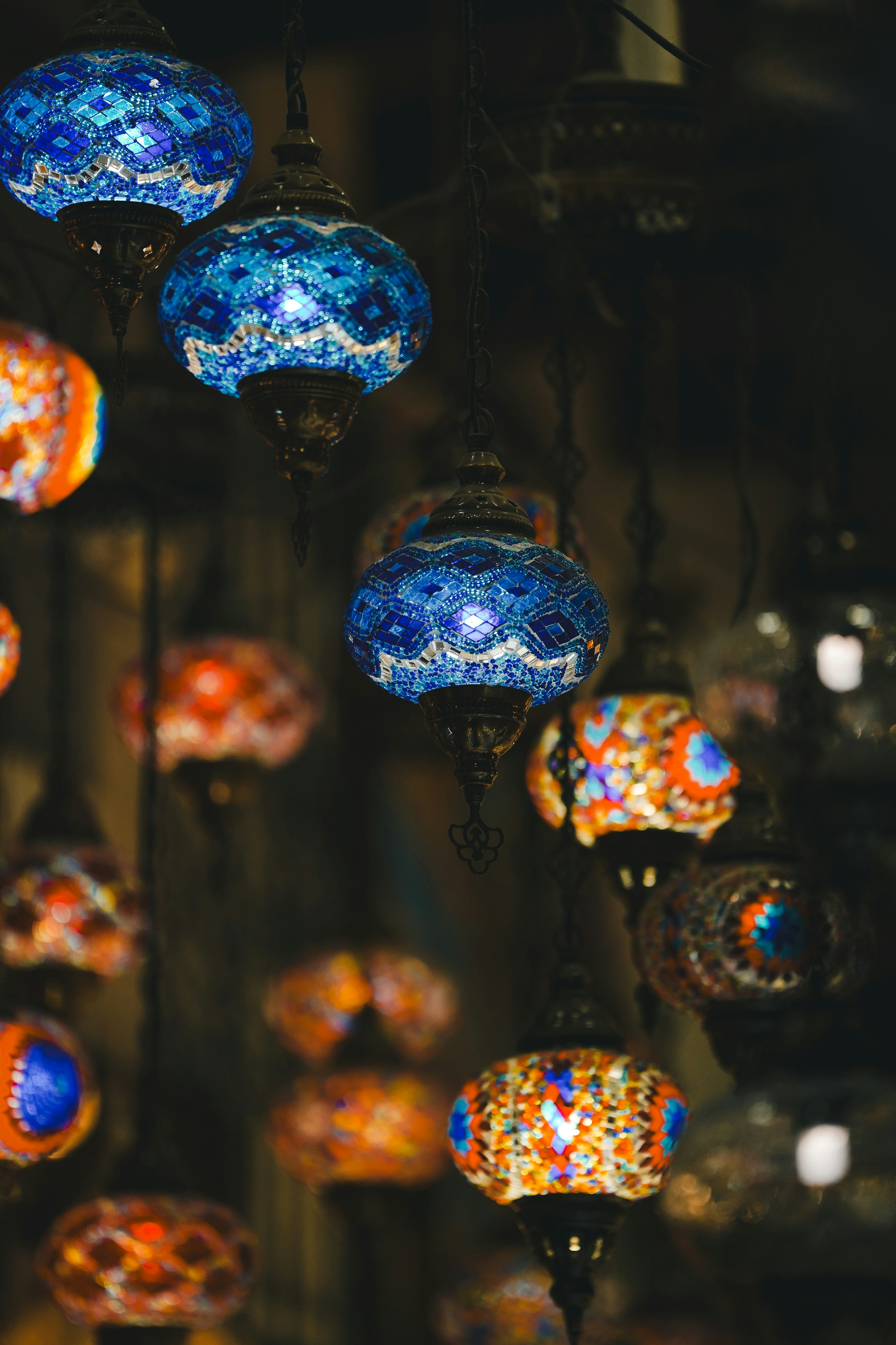 ein Haufen bunter Lichter, die von einer Decke hängen