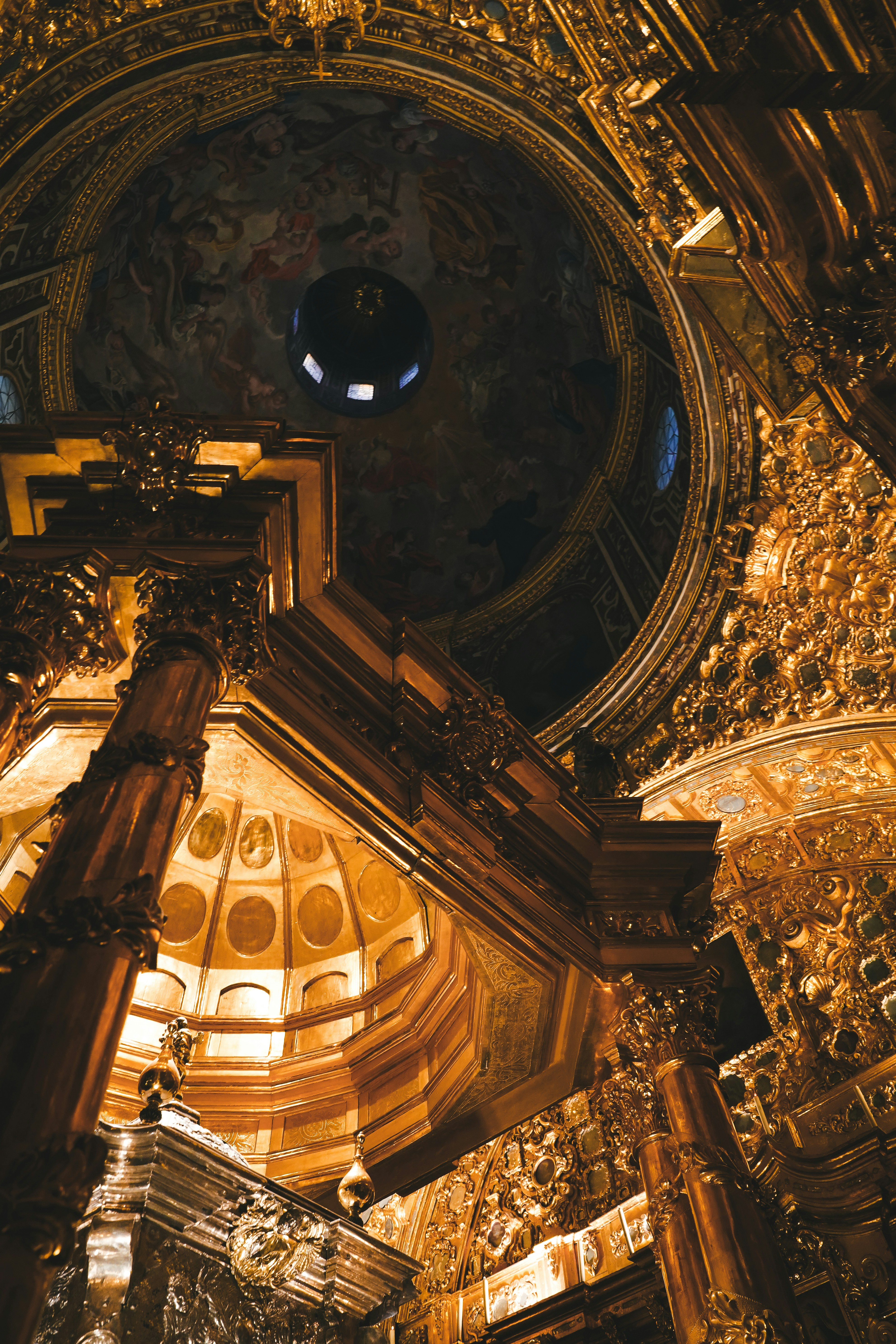 die Decke einer Kirche mit einer Uhr darauf