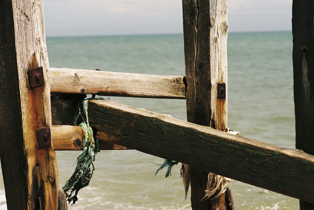 um close up de uma estrutura de madeira perto do oceano