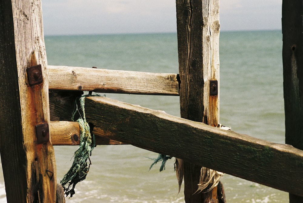 Un primo piano di una struttura in legno vicino all'oceano