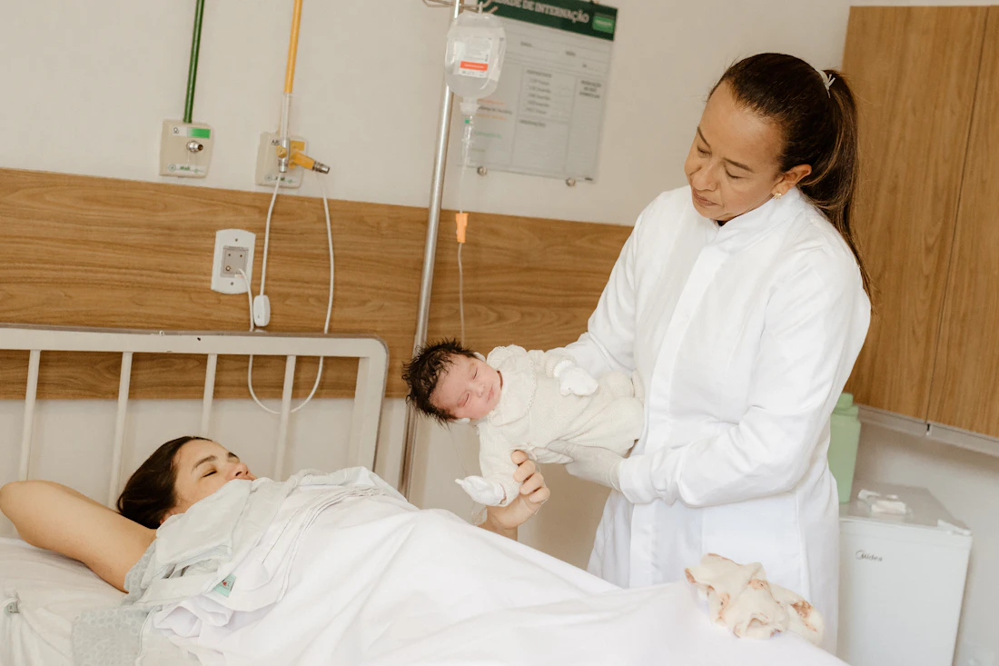 Mère avec nouveau-né en clinique