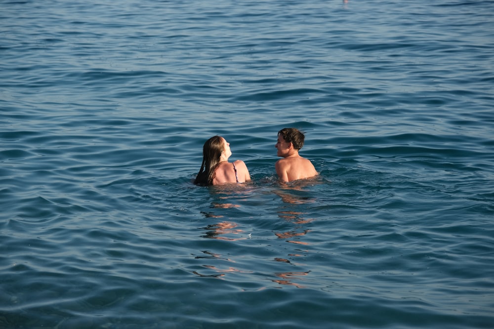 un paio di persone che sono in acqua