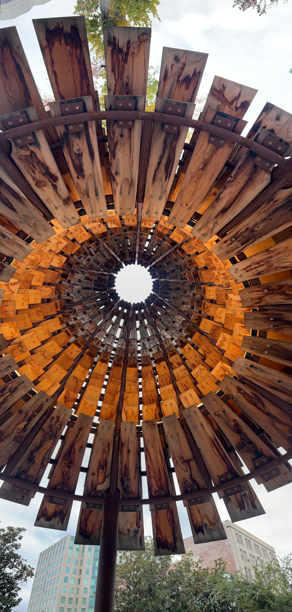 uma estrutura de madeira com um furo circular no centro