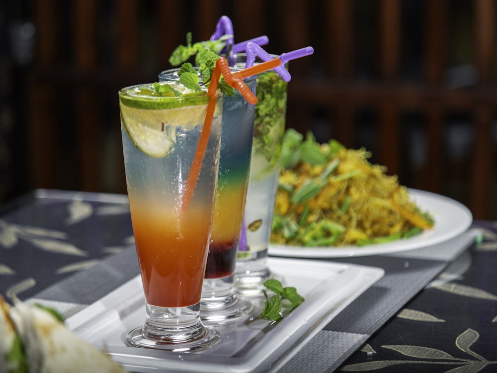 a couple of drinks sitting on top of a white plate