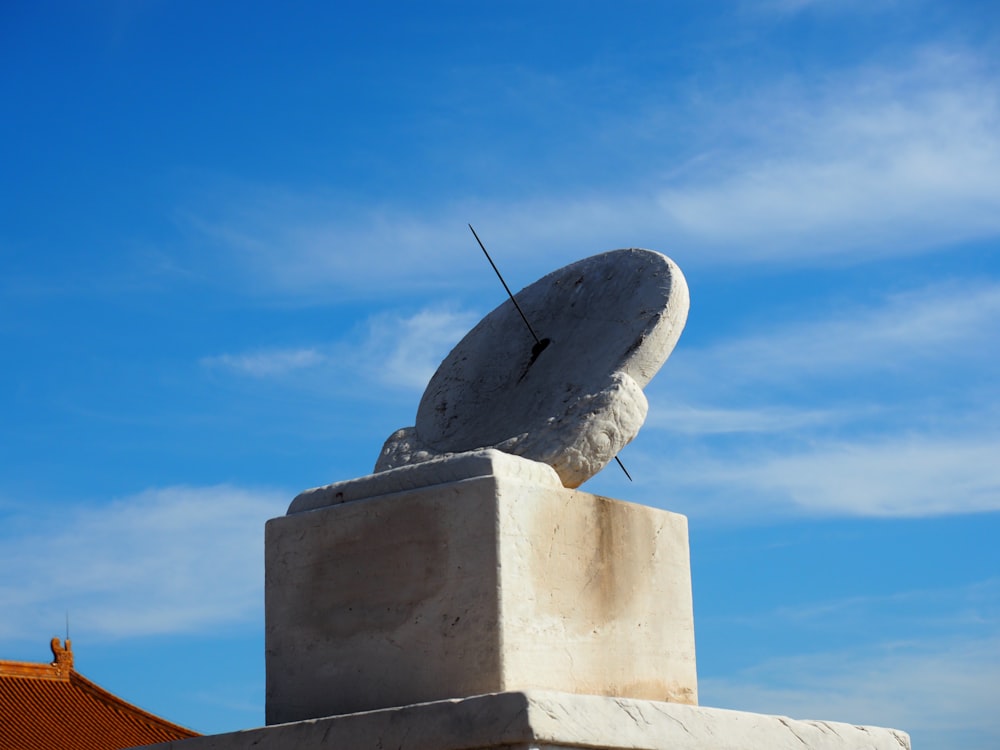 une sculpture d’une antenne parabolique au sommet d’un bâtiment