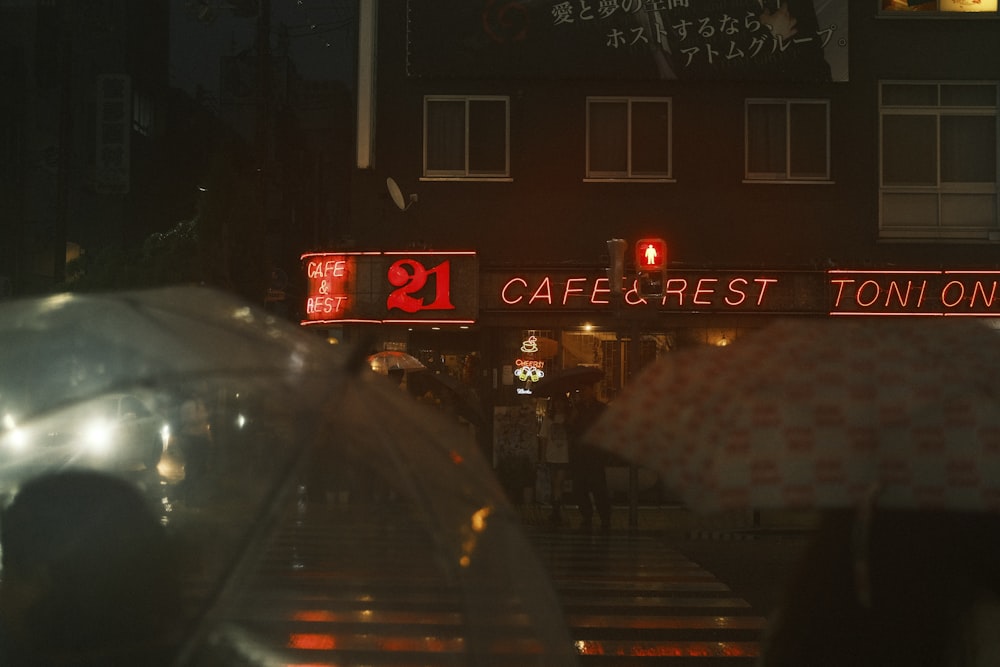 a street sign that reads 21 cafe & rest ton only