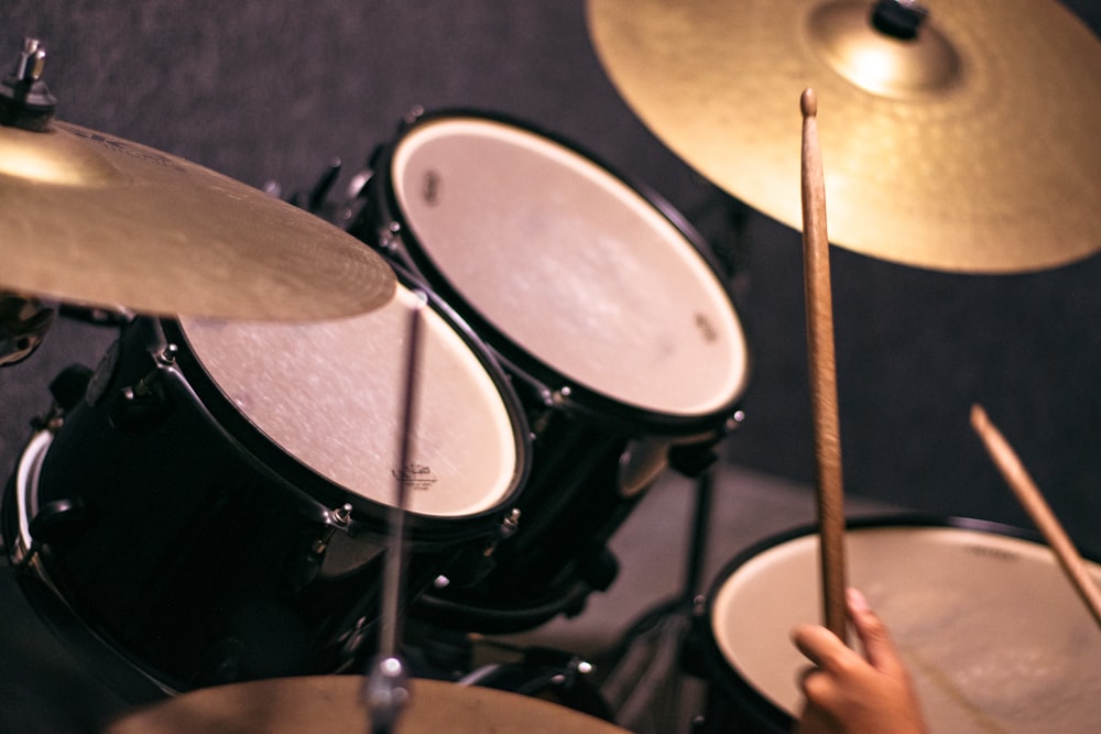 Eine Person spielt Schlagzeug in einem Aufnahmestudio