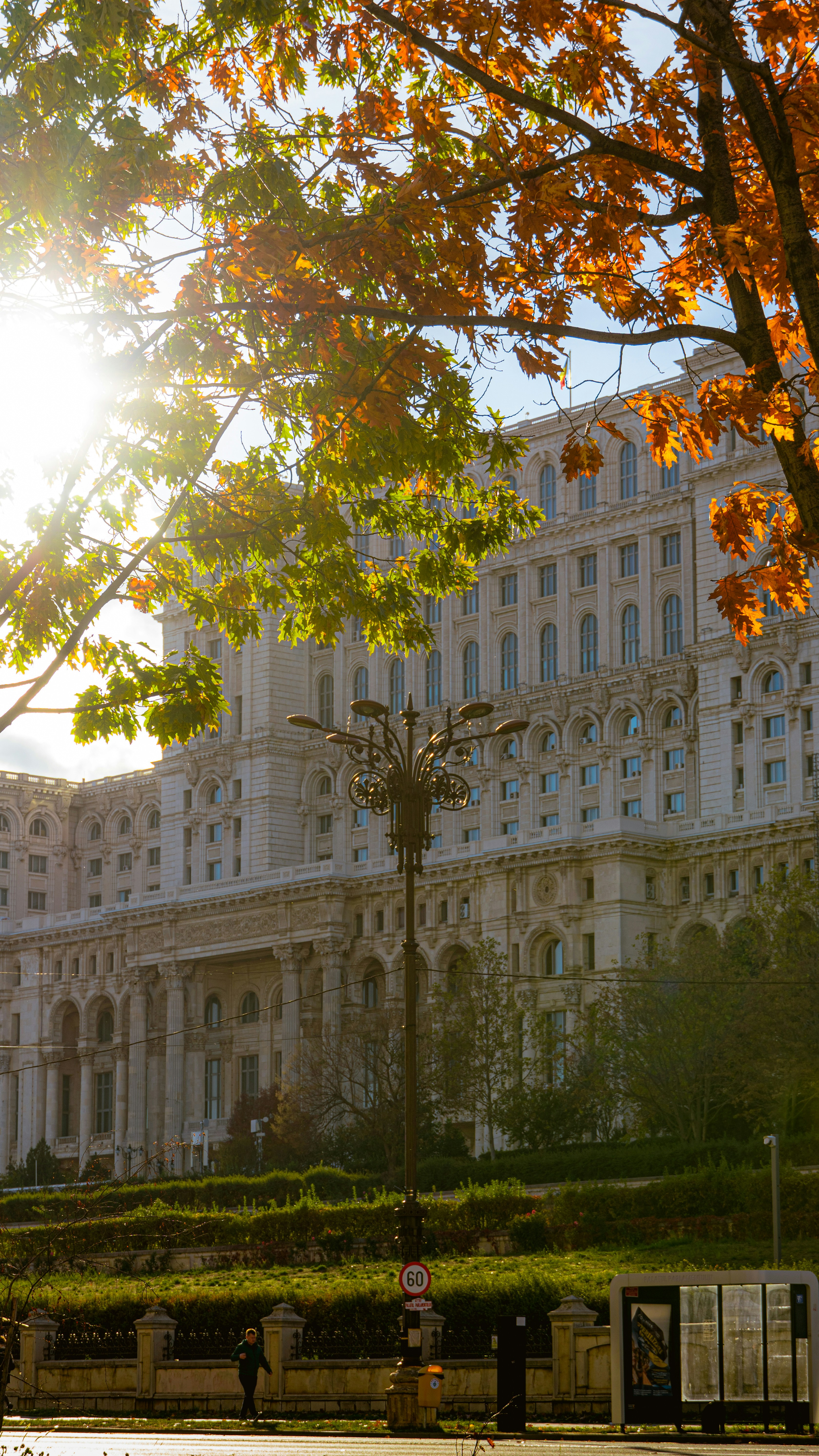 Un grand bâtiment blanc avec beaucoup de fenêtres