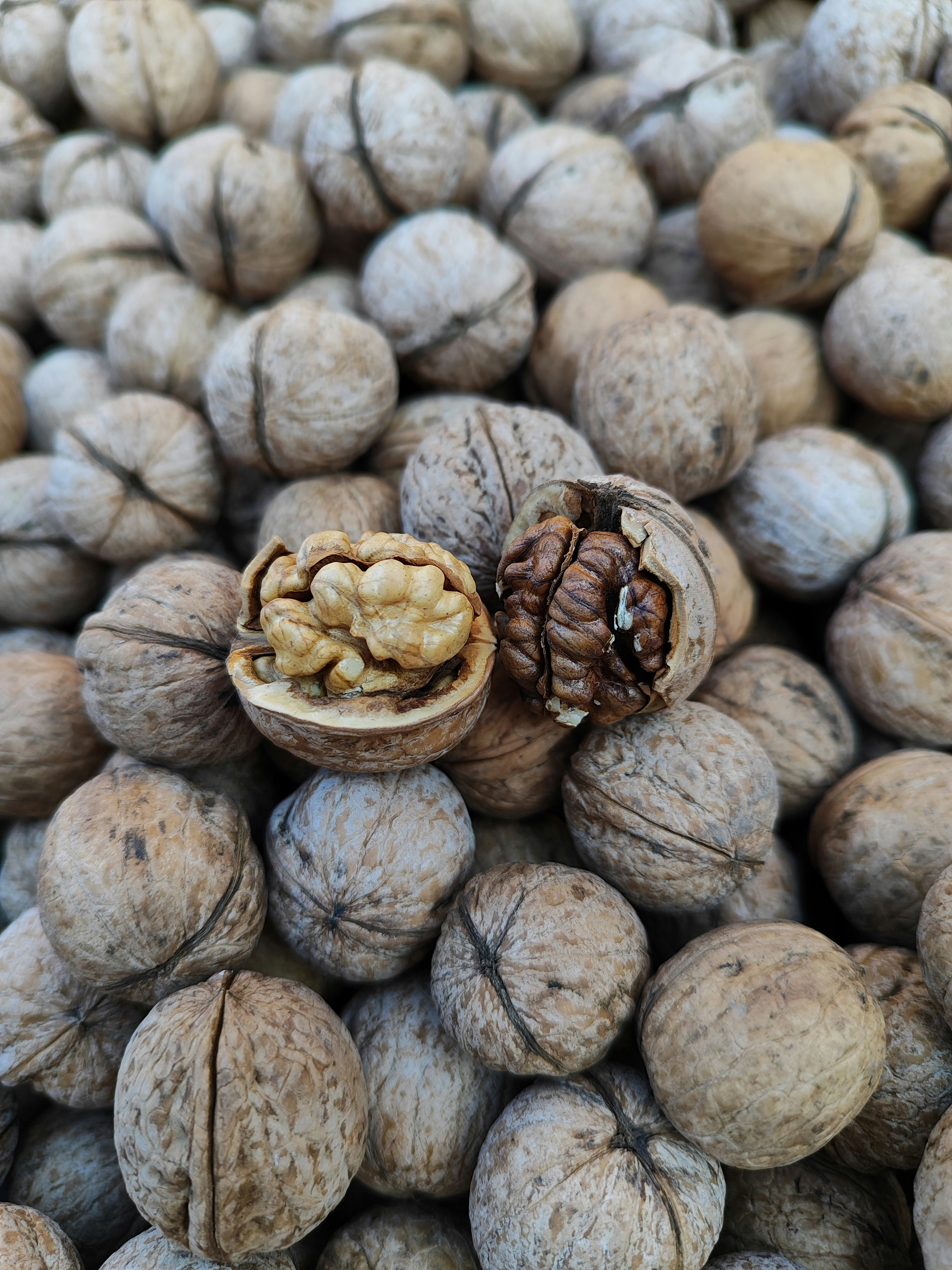 un manojo de nueces que están una encima de la otra