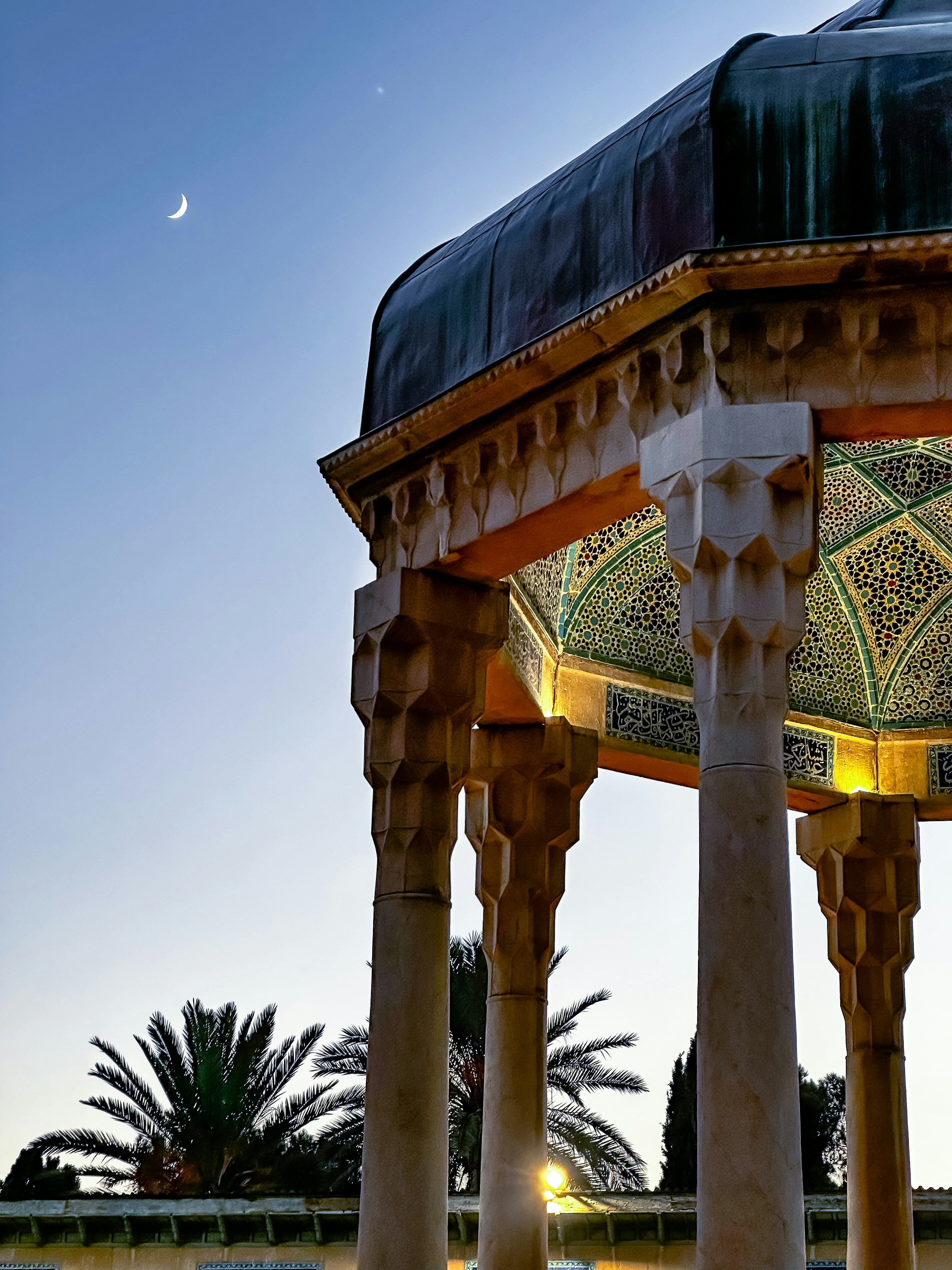 Un mirador con una cúpula iluminada en medio de un parque