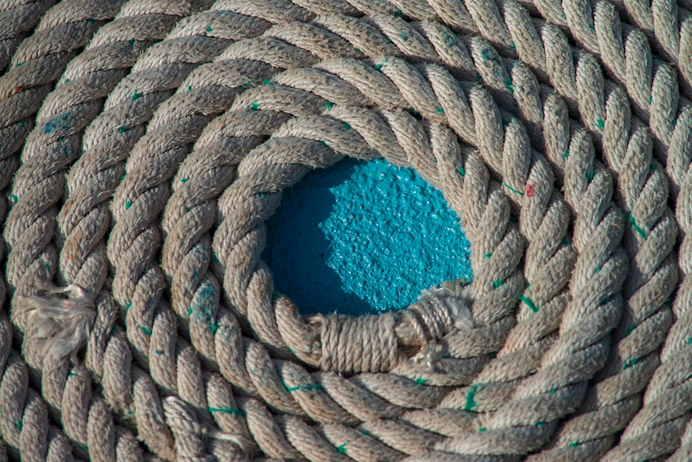 um close up de uma corda com um centro azul