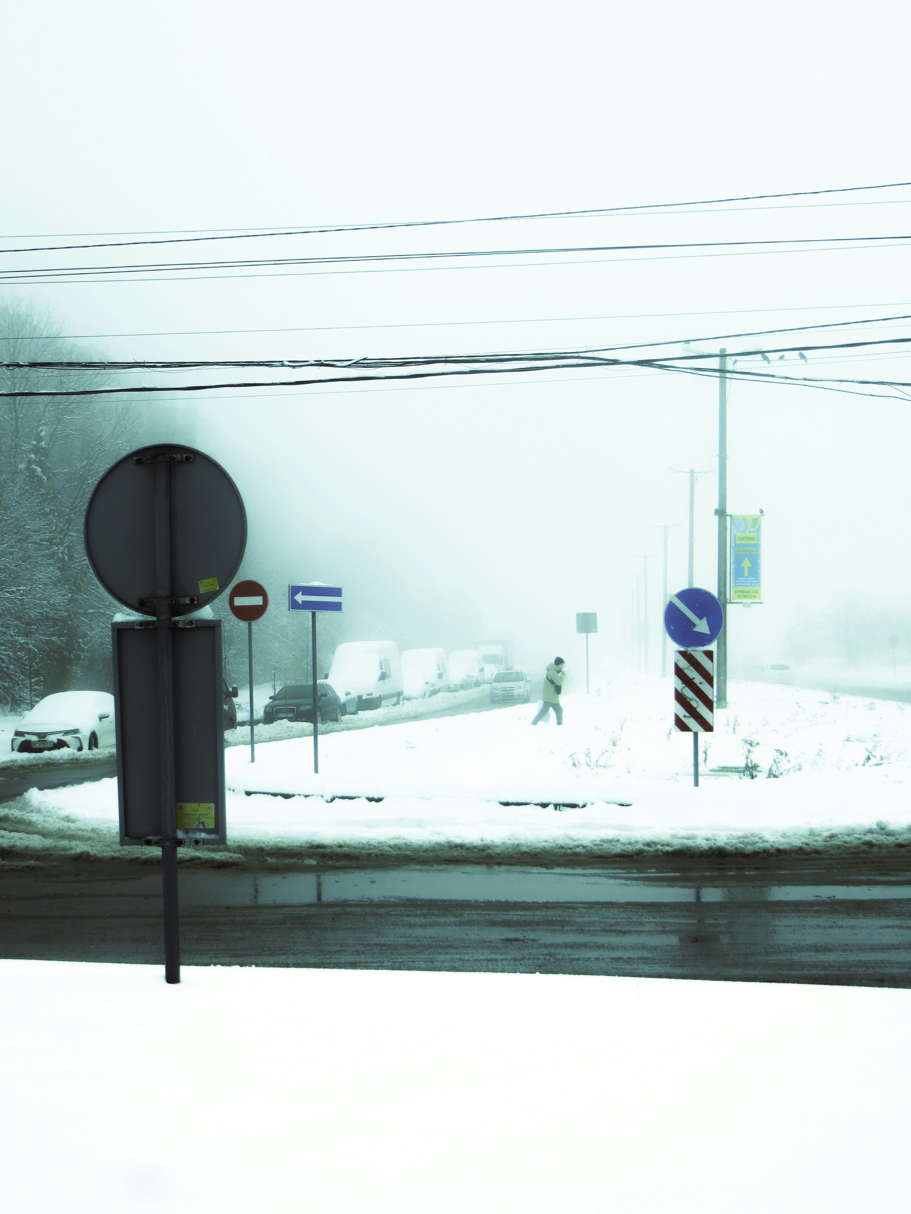 una persona che cammina lungo una strada innevata