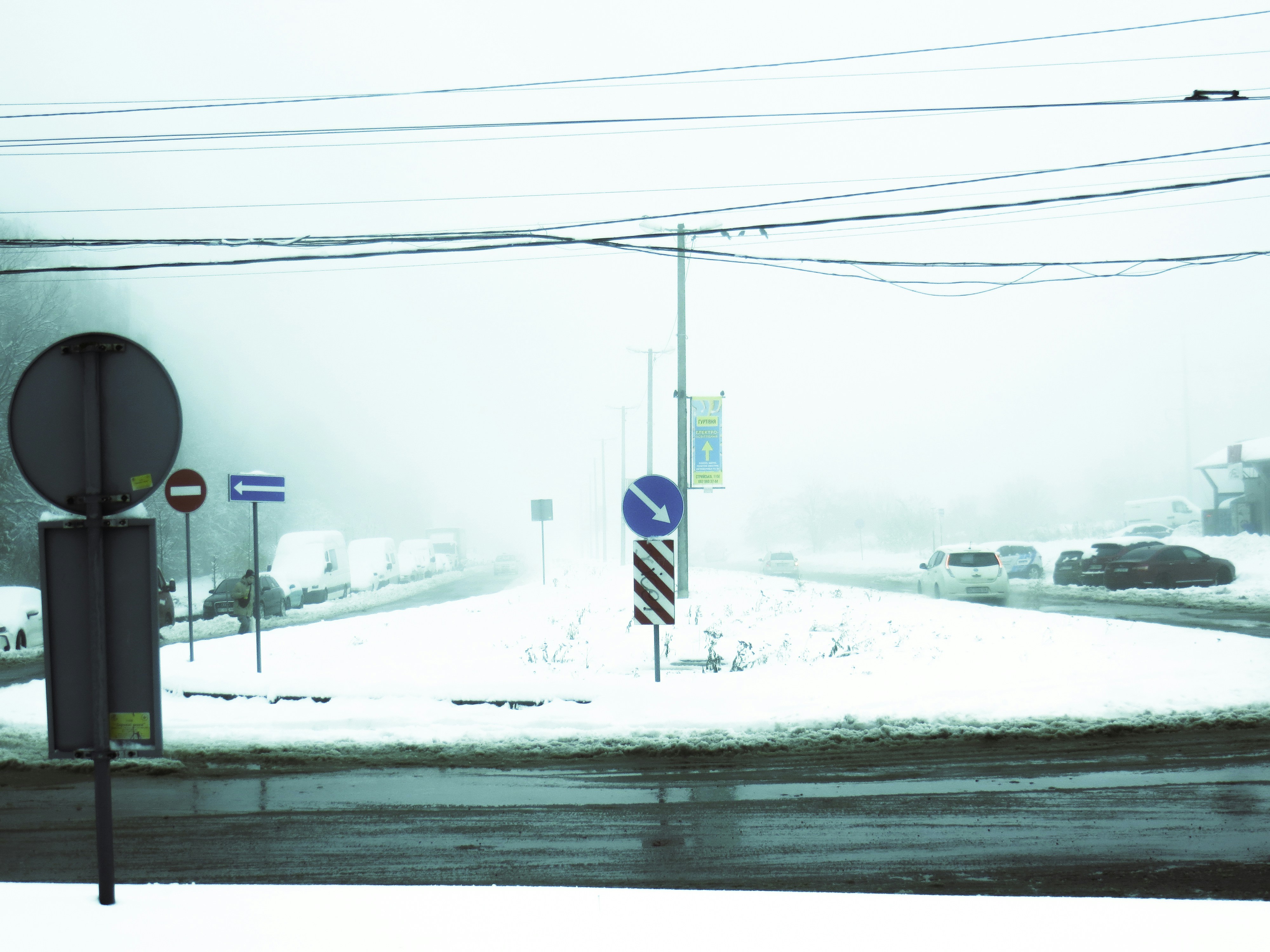 una strada innevata con le auto che la percorrono