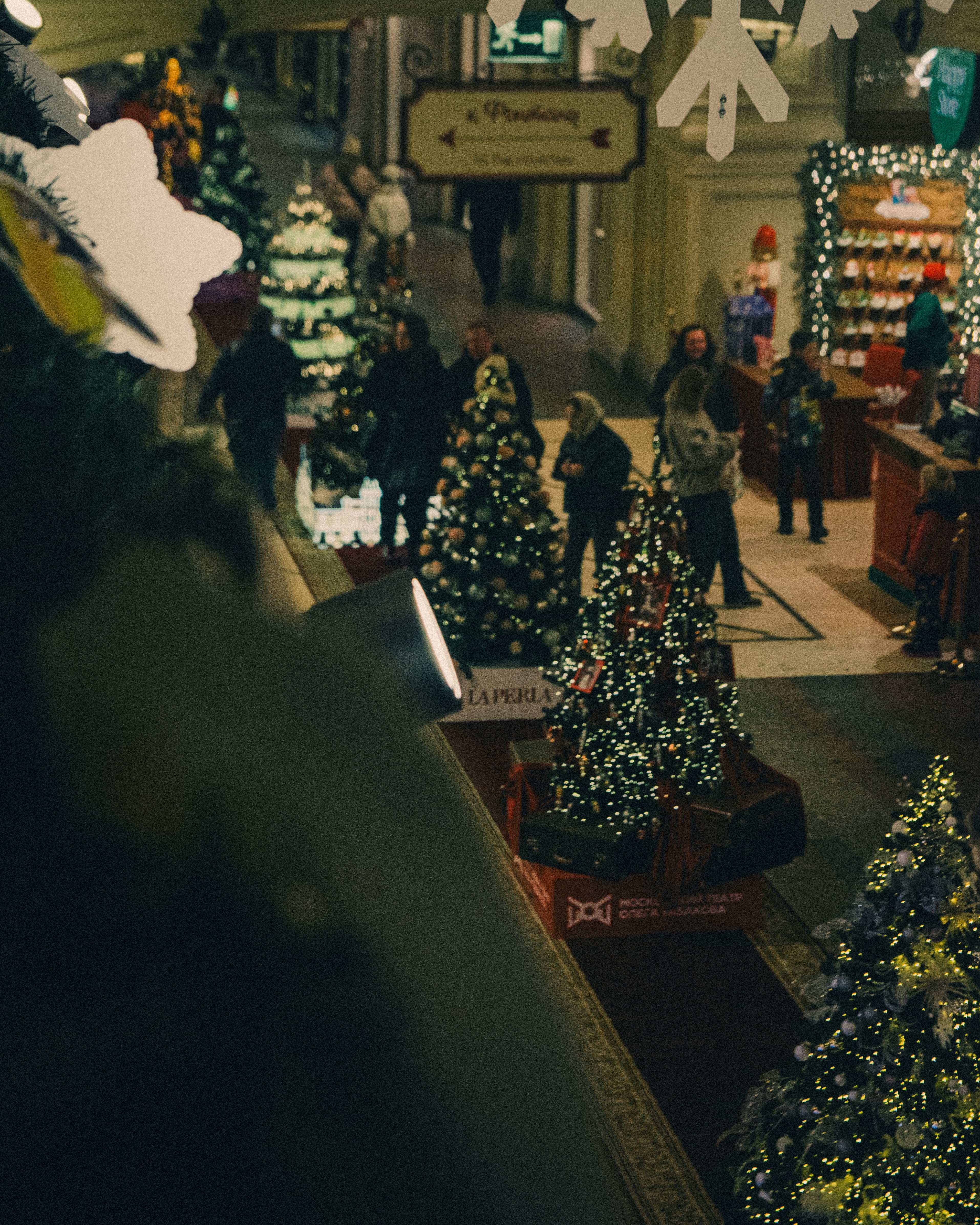 クリスマスツリーの周りに立っている人々のグループの写真 – Unsplash