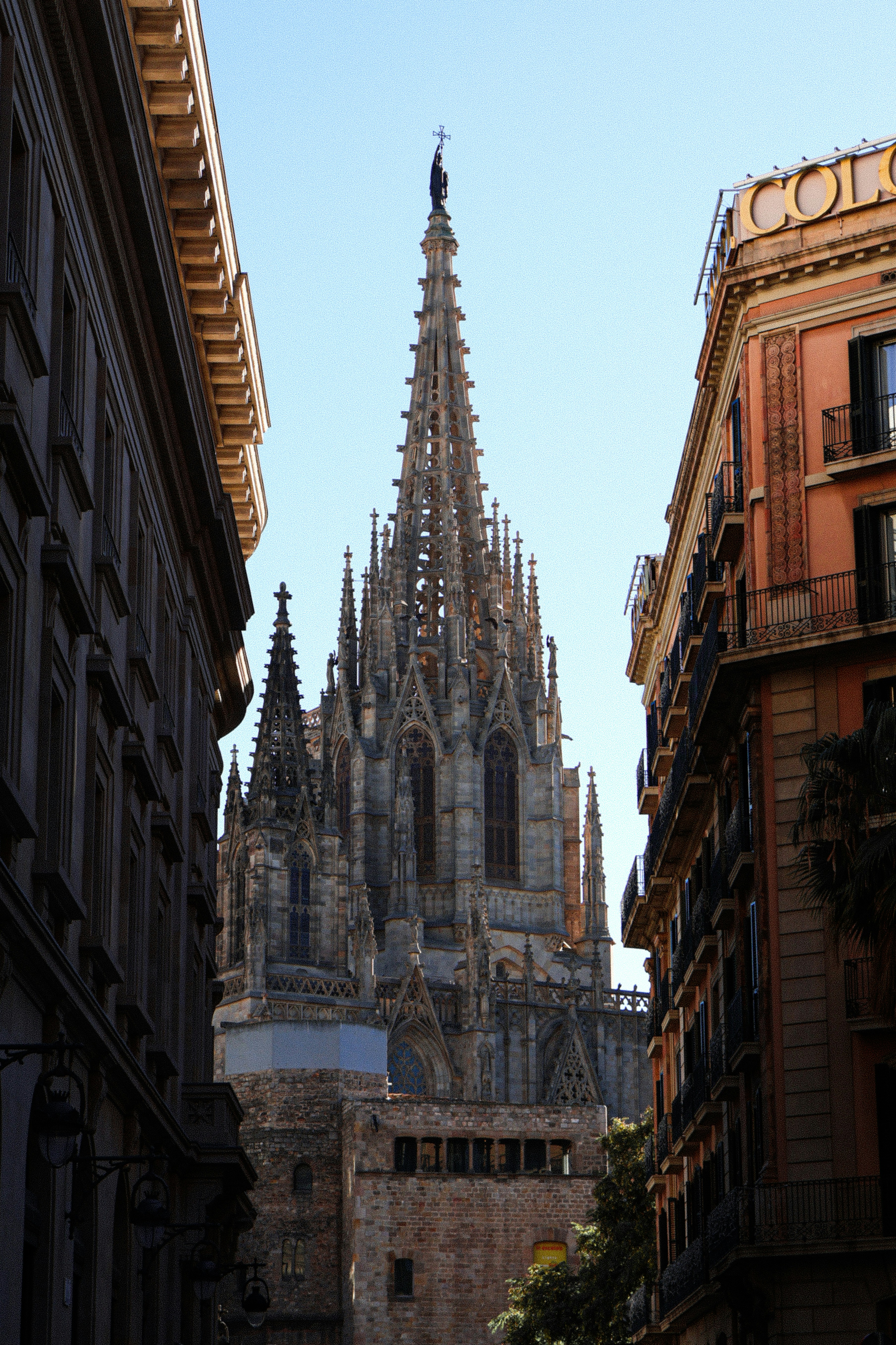 Catedral de Barcelona desde la calle del Dr. Joaquim Pou, donde se ve la catedral entre dos edificios