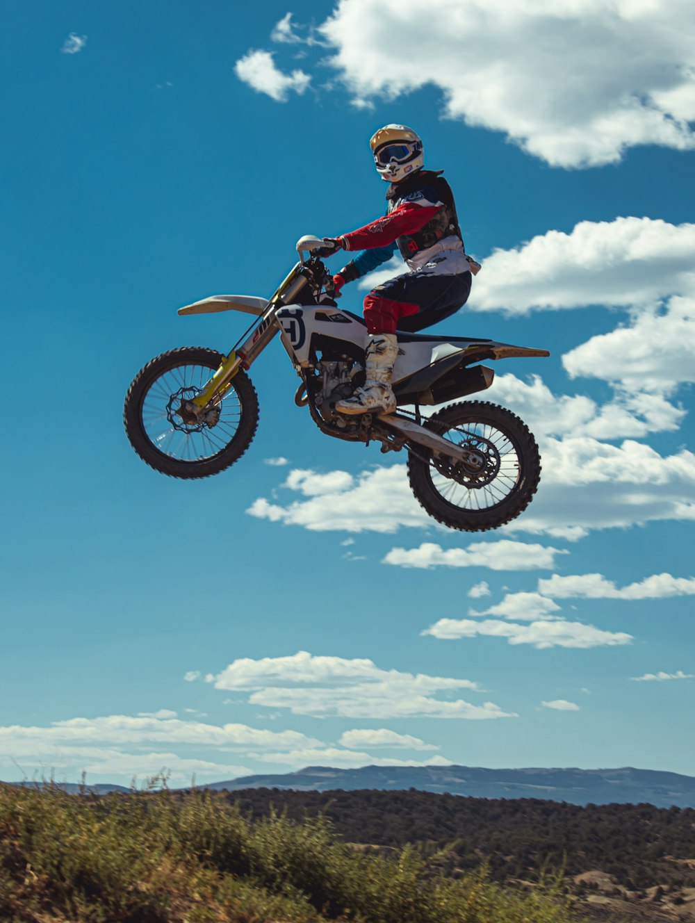 Un homme conduisant une moto tout-terrain dans les airs
