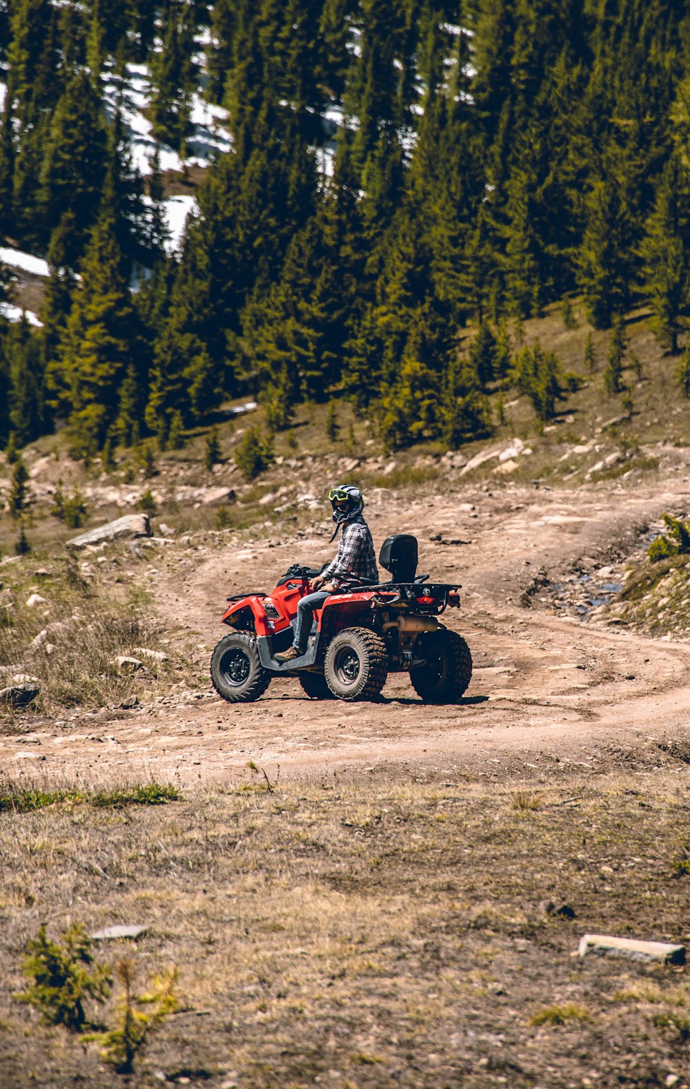 Une personne conduisant un VTT sur un chemin de terre