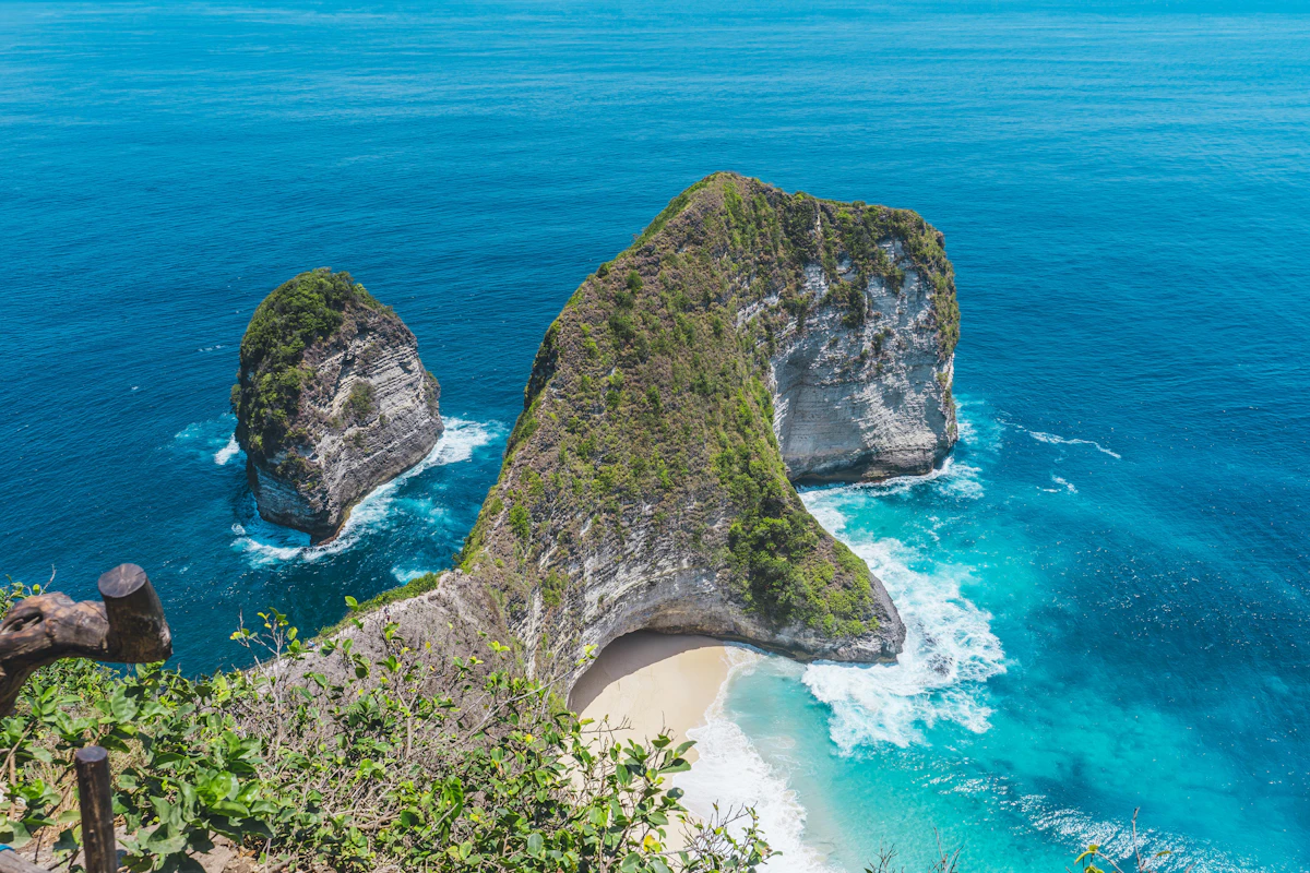Diamond Beach, Giri Putri Cave & Bukit Teletubbies Tour