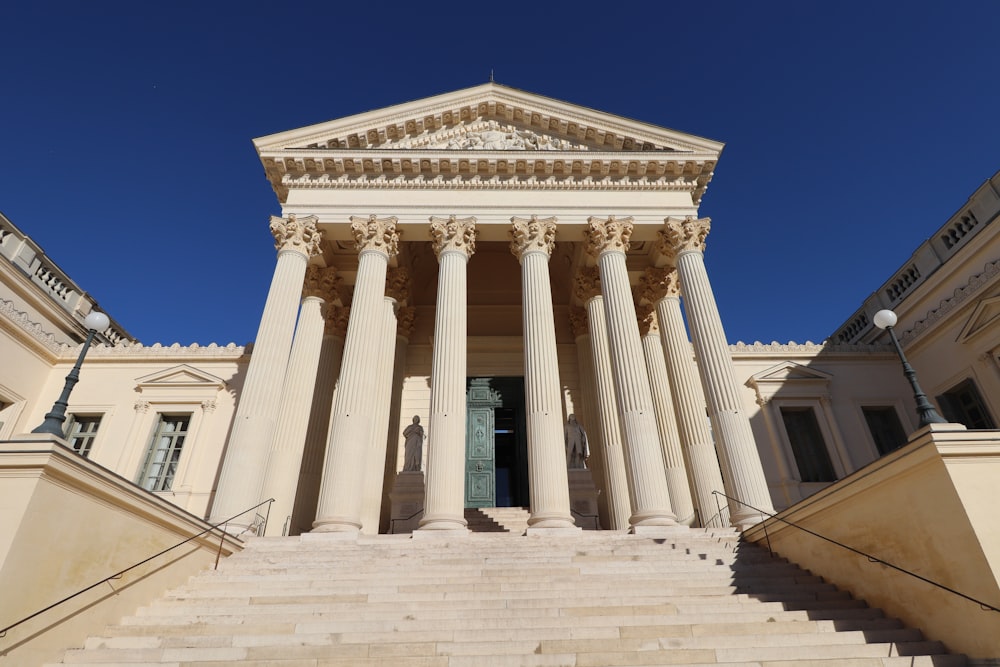 un gran edificio con columnas y una puerta