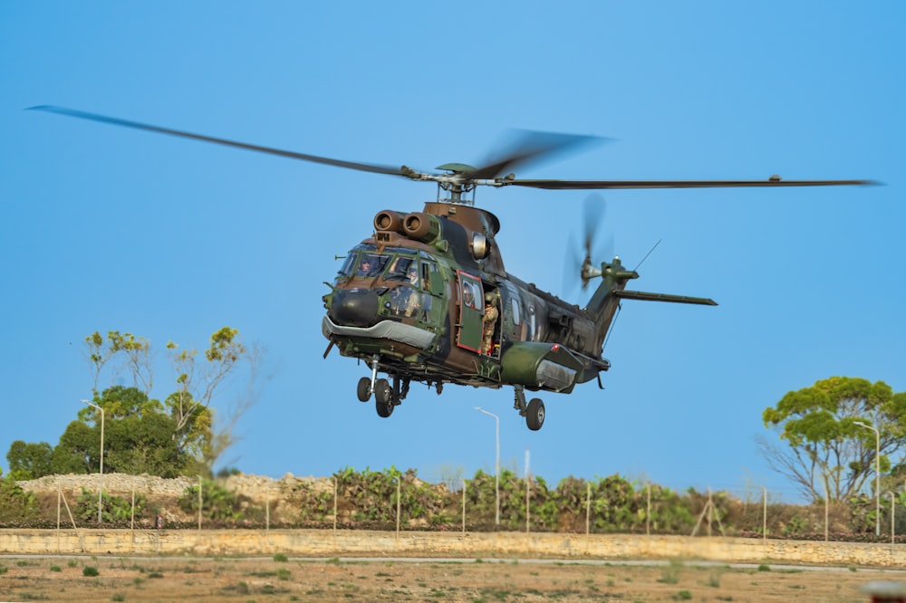 Un hélicoptère militaire volant dans un ciel bleu