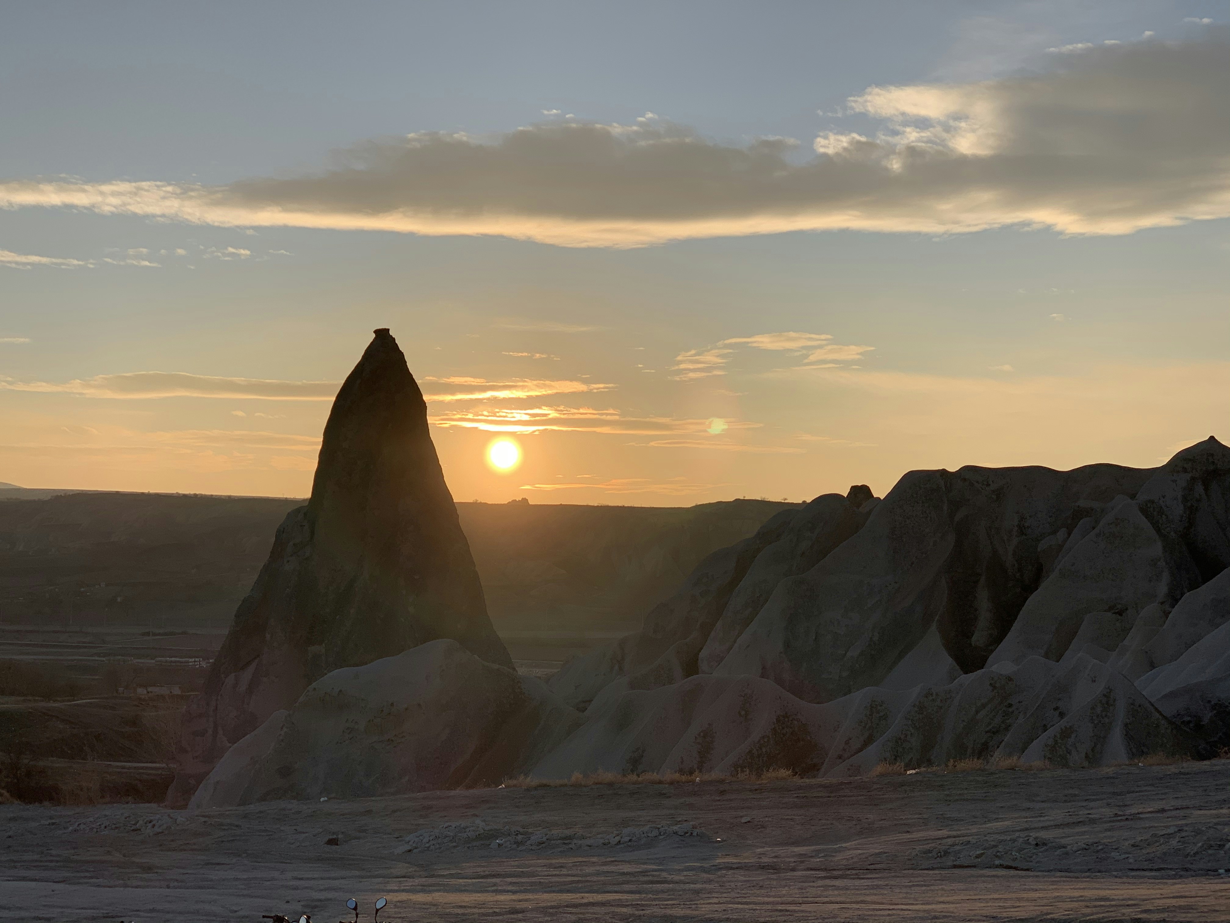 El sol se está poniendo sobre un paisaje rocoso