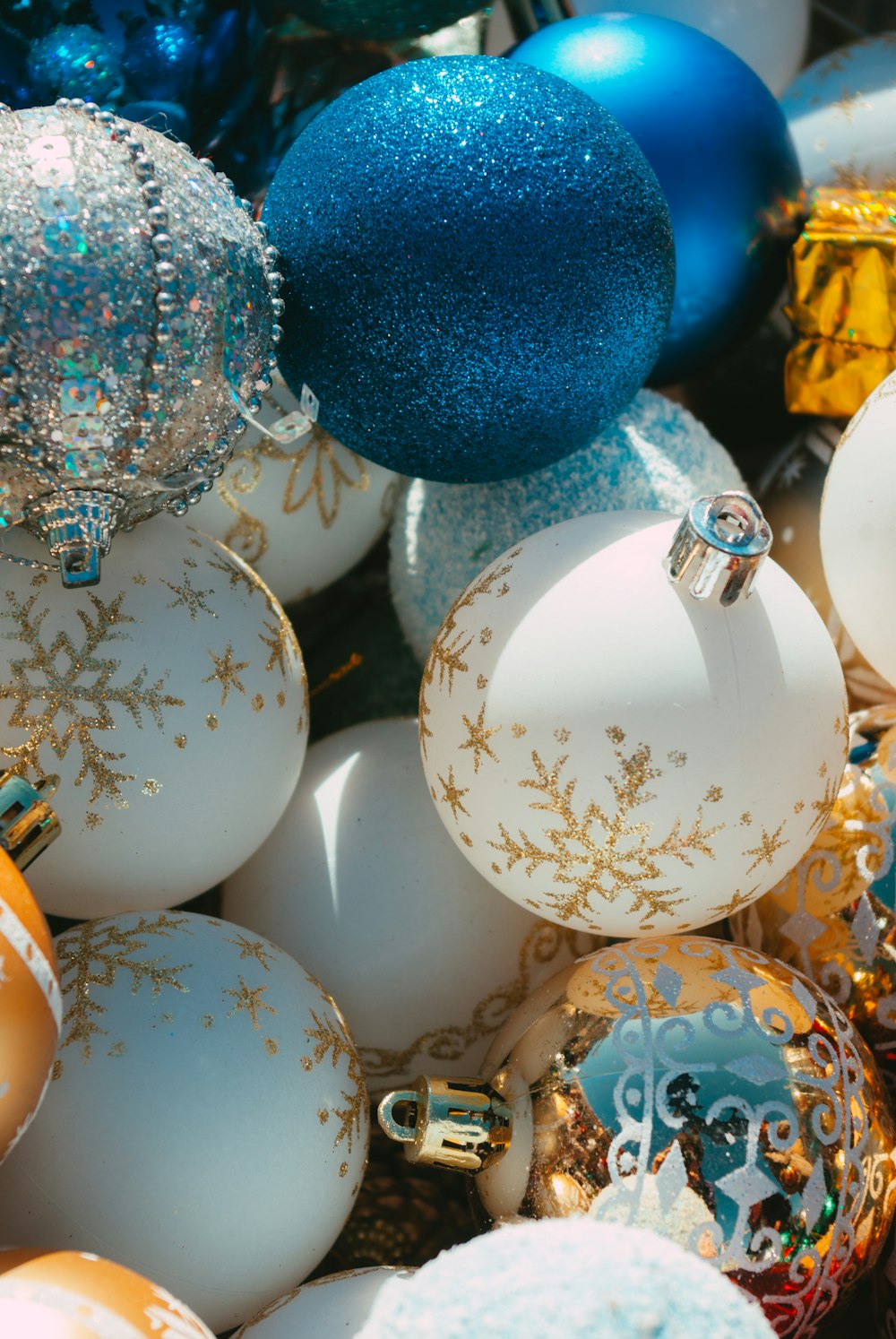 a close up of a bunch of christmas ornaments