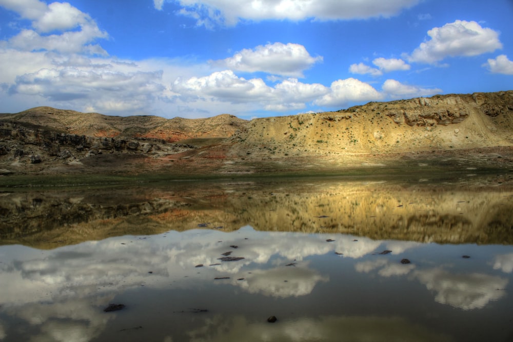 Un grande specchio d'acqua circondato da montagne