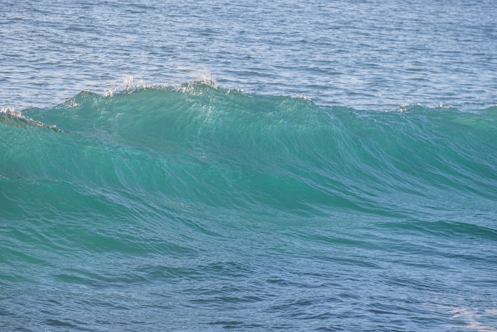 un homme chevauchant une vague sur une planche de surf