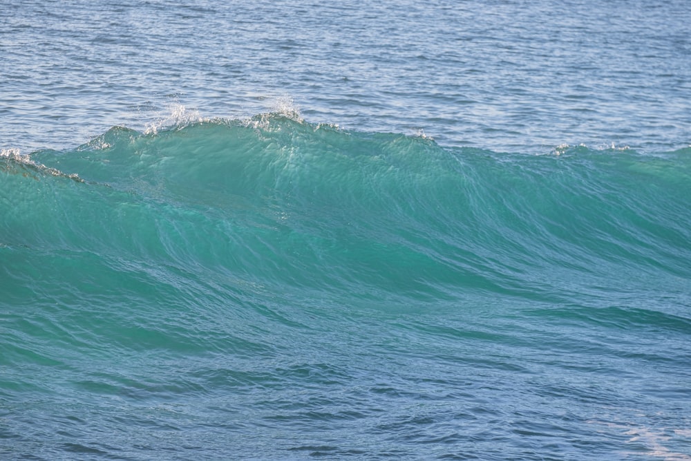 um homem surfando uma onda em cima de uma prancha de surfe