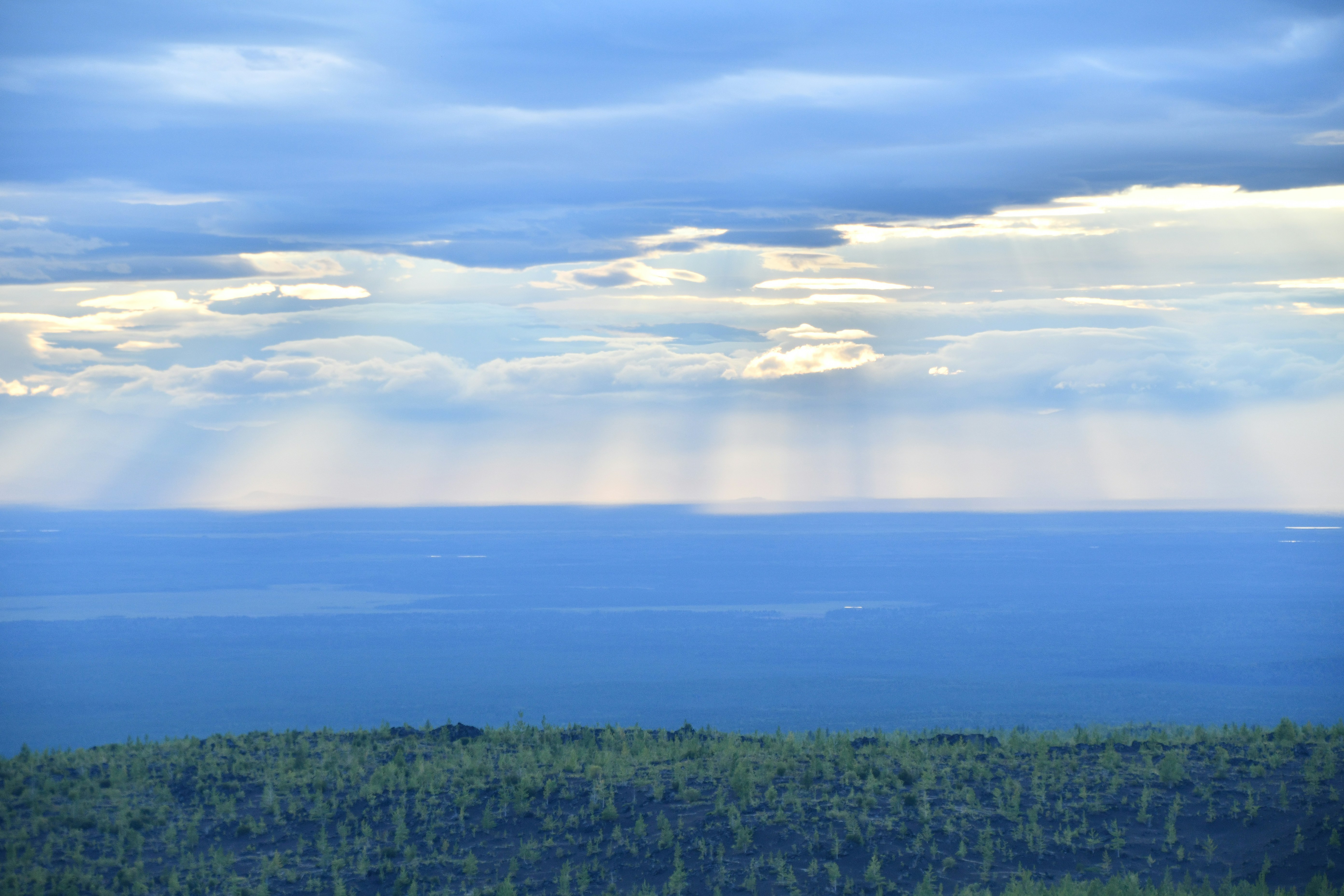 the sun shines through the clouds over the ocean