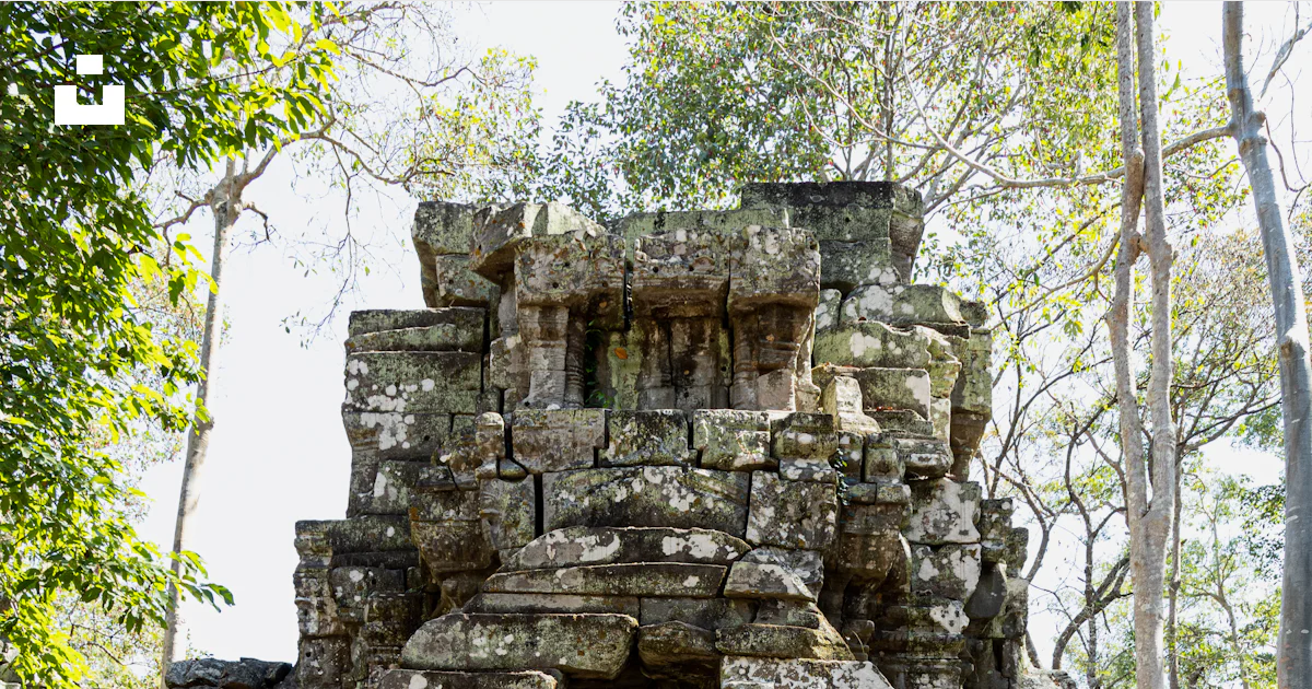石造りの建物で、その真ん中に出入り口がありますの写真 – Unsplashのカンボジアの無料画像