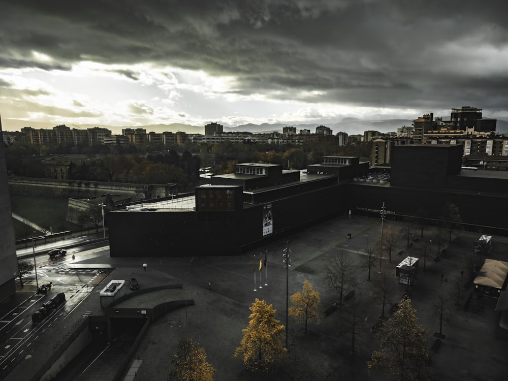 un ciel nuageux au-dessus d’une ville avec des bâtiments