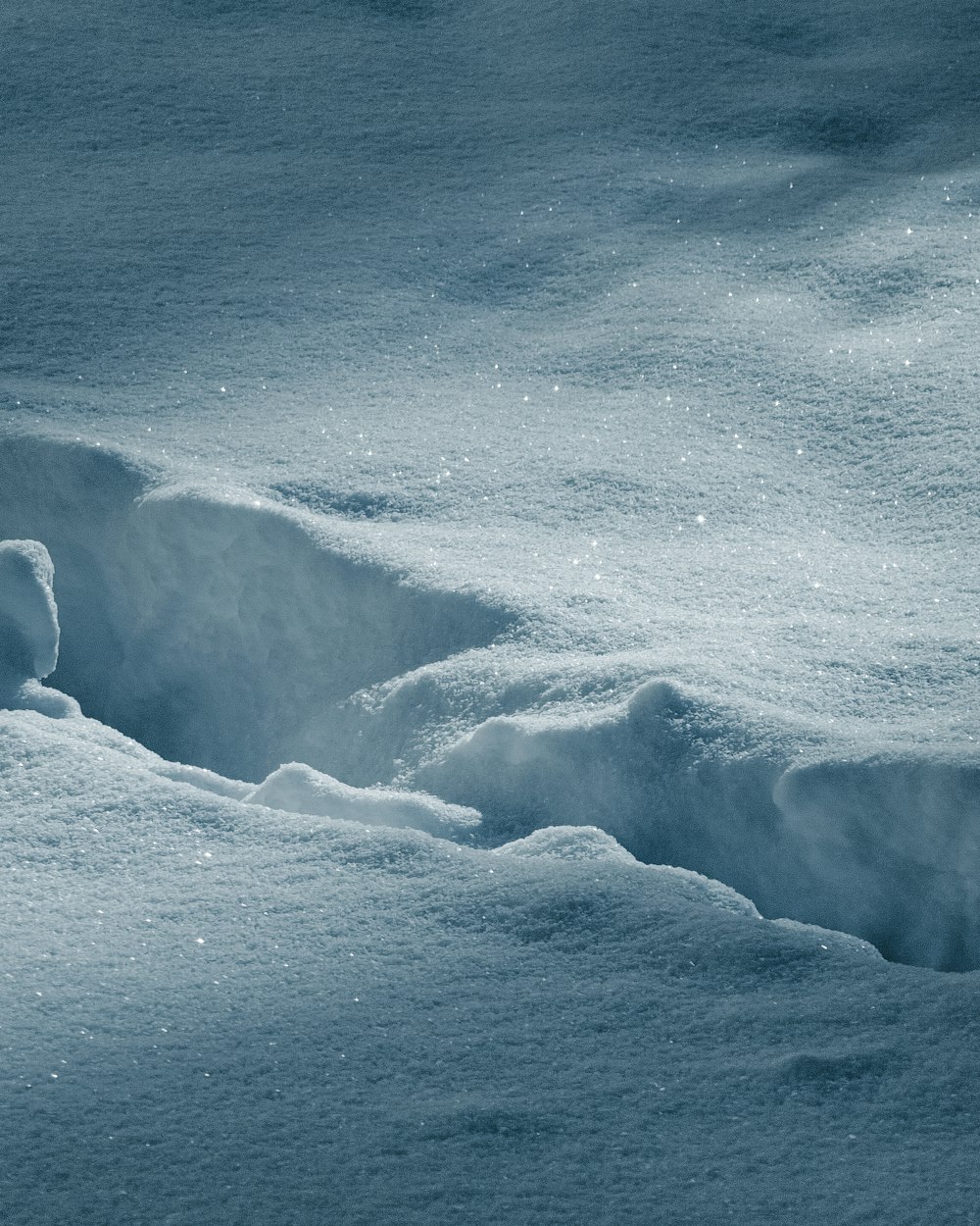 un suelo cubierto de nieve con copos de nieve