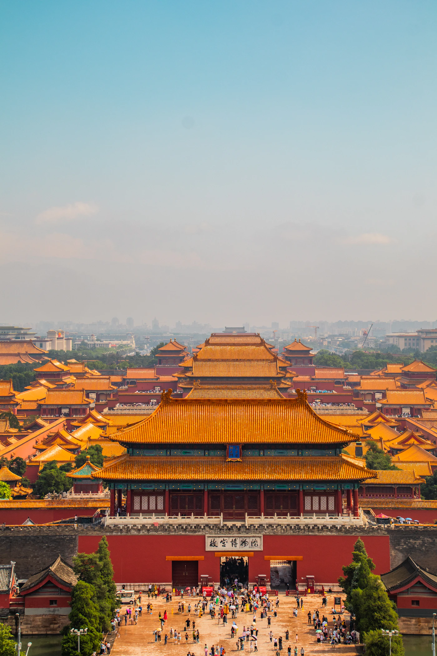 Vista aérea de los tejados dorados y patios de la Ciudad Prohibida en Pekín, China
