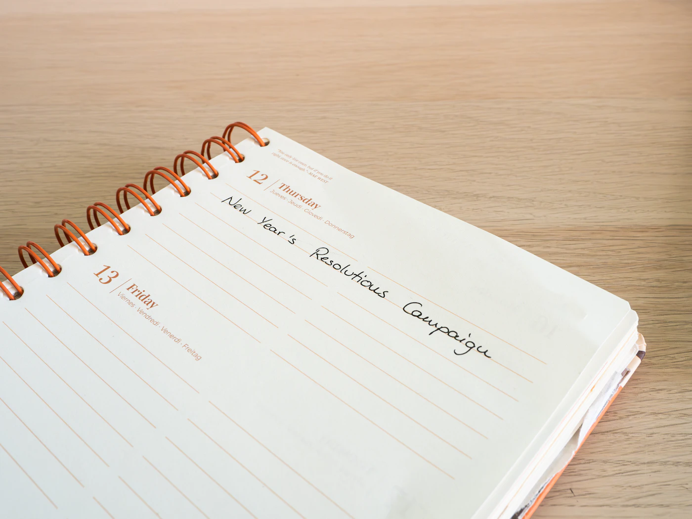 Una agenda y un bolígrafo sobre un escritorio, simbolizando la planificación para el nuevo año