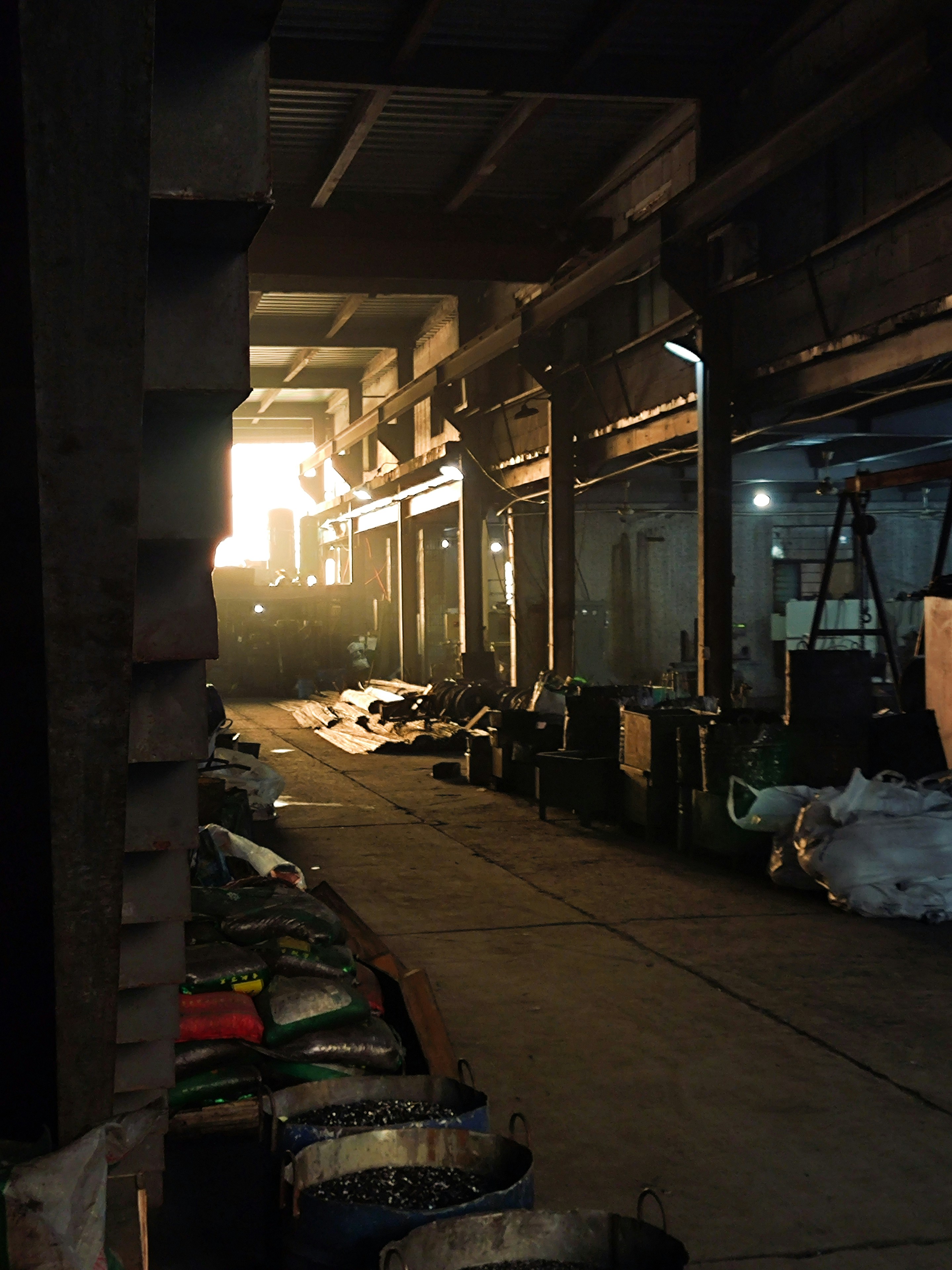 床に物がたくさん置いてある部屋