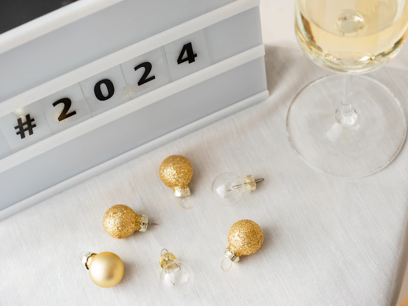 一杯红酒旁放着一对耳环，尽显优雅品味